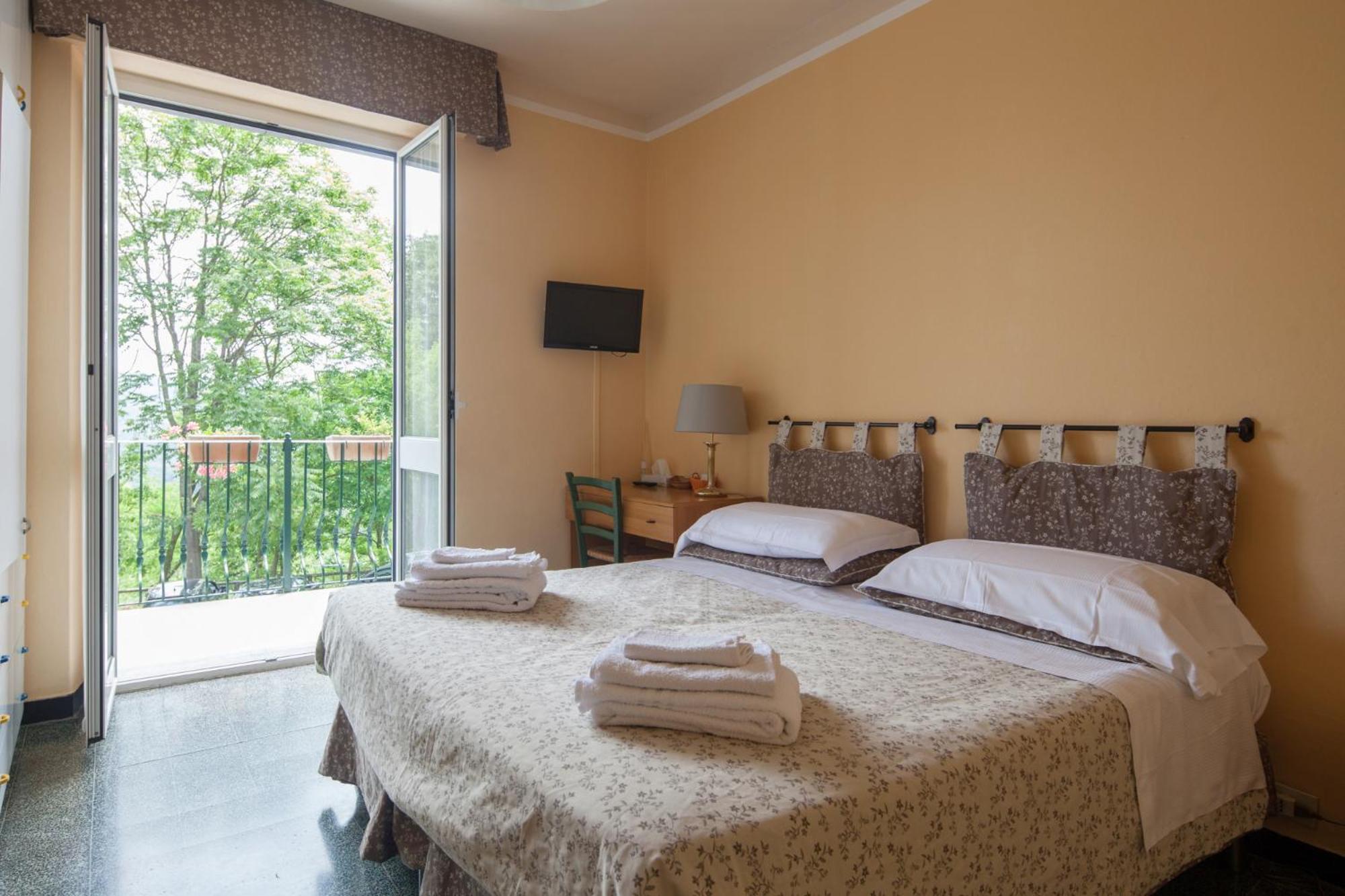 Double or Twin Room with Shared Bathroom photo 2