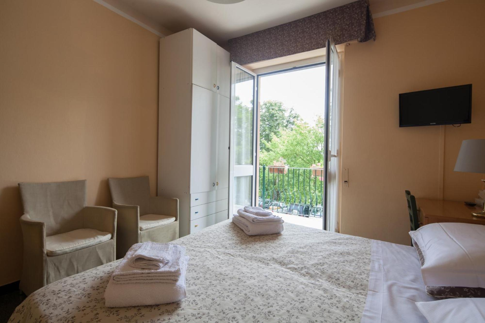 Double or Twin Room with Shared Bathroom photo 3