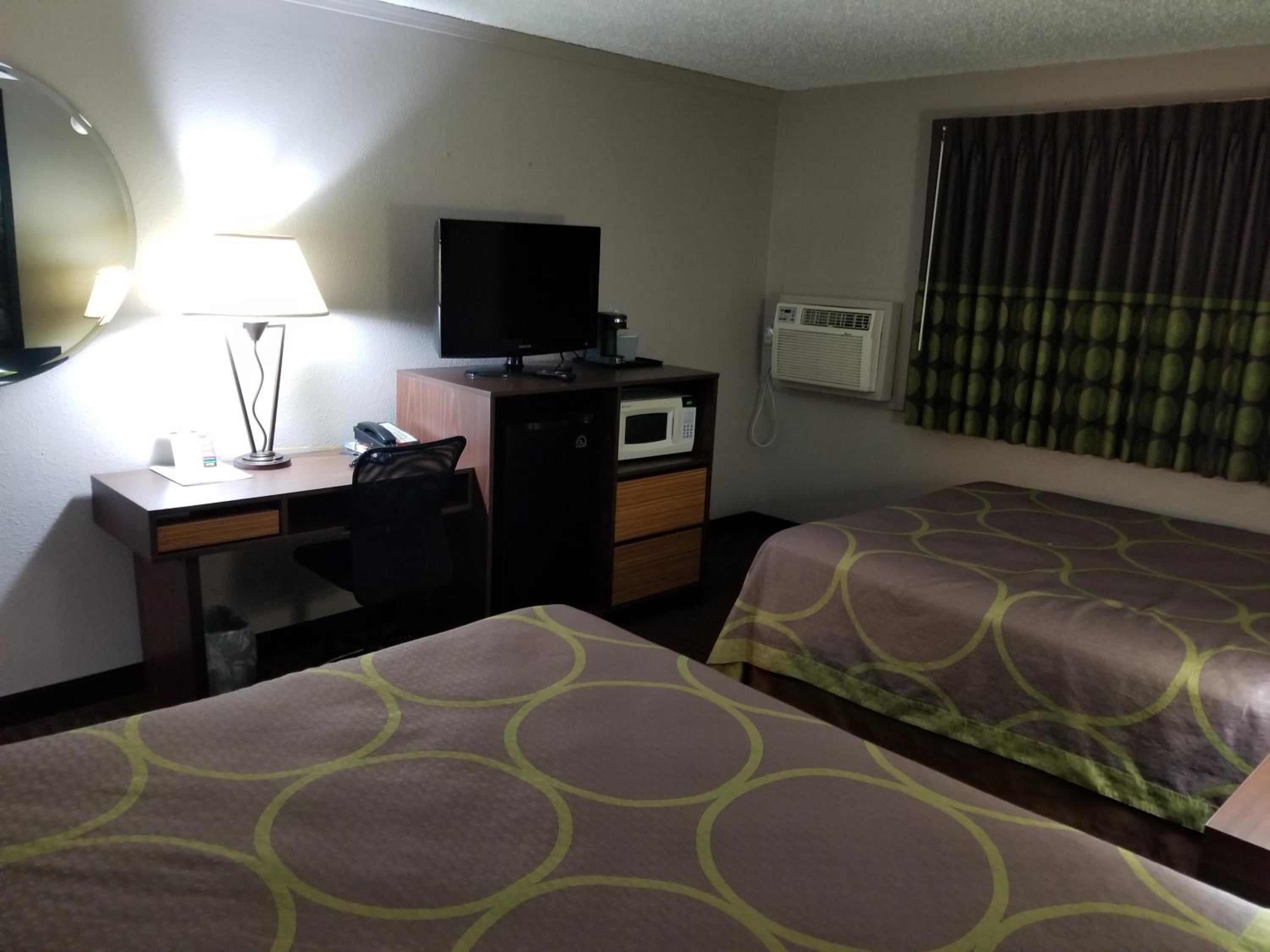Queen Room with Two Queen Beds - Non-Smoking - Photo 3