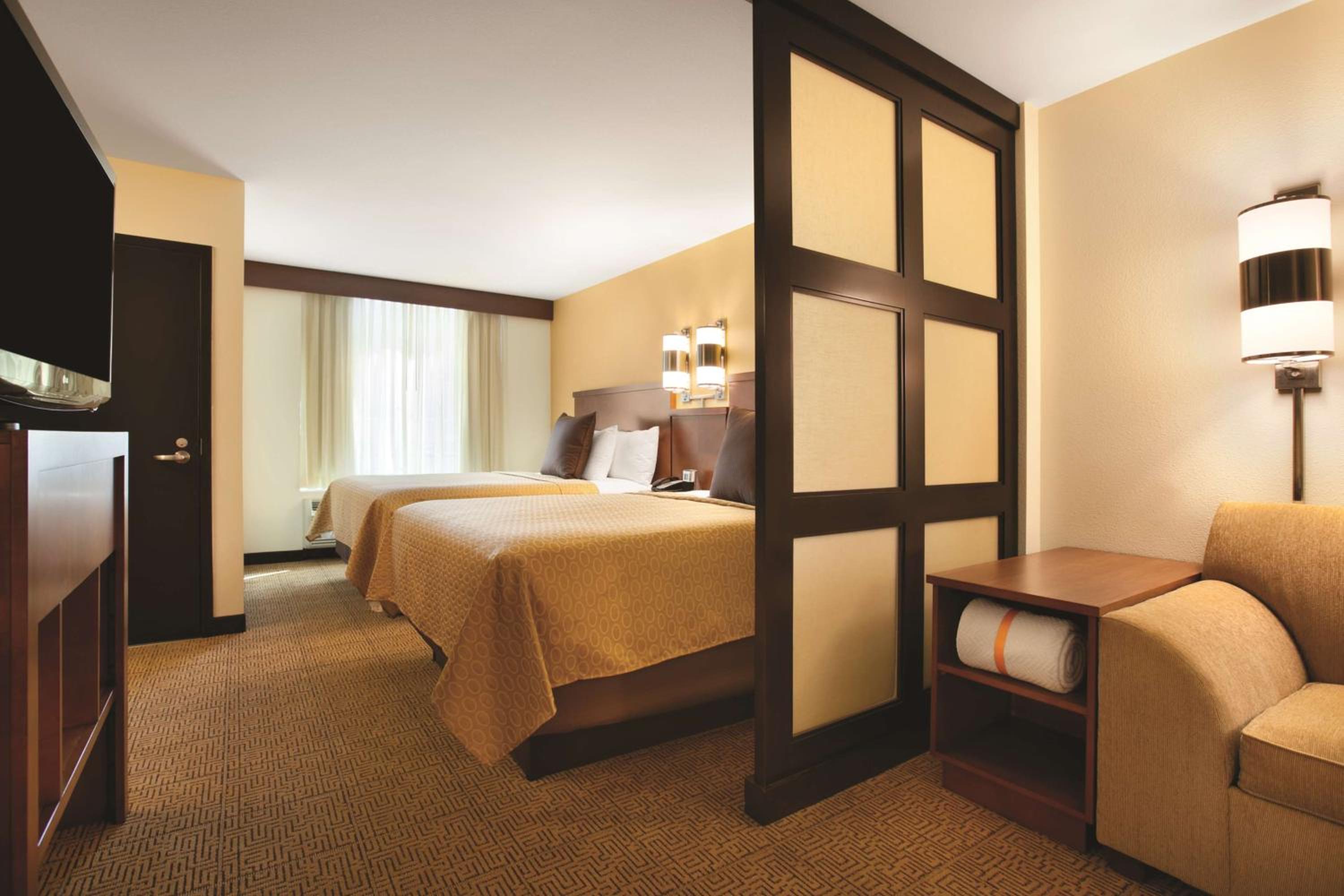 Queen Room with Two Queen Beds and Sofa Bed - High Floor - Photo 4