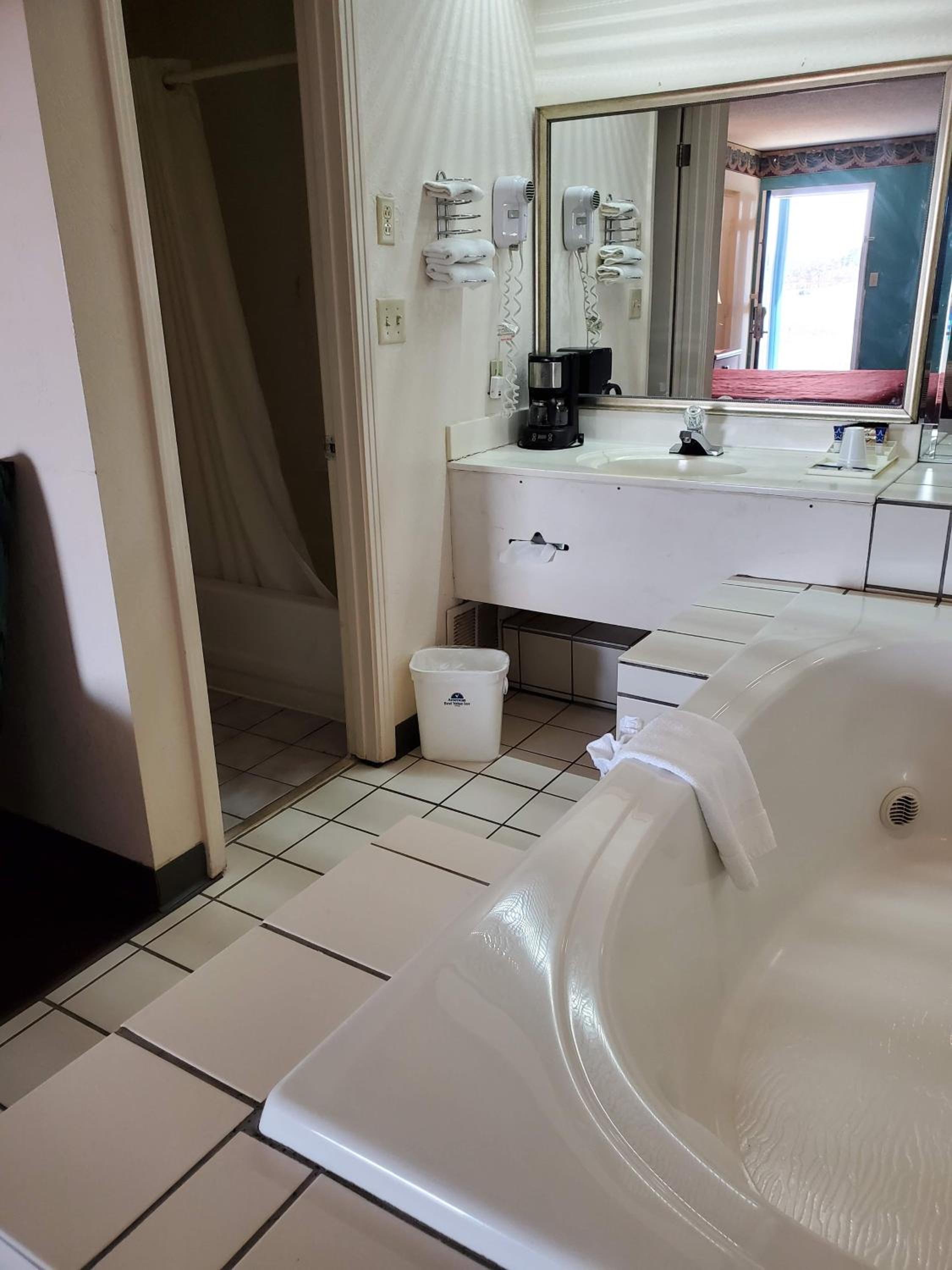 King Room With Spa Bath - Non-Smoking photo 3