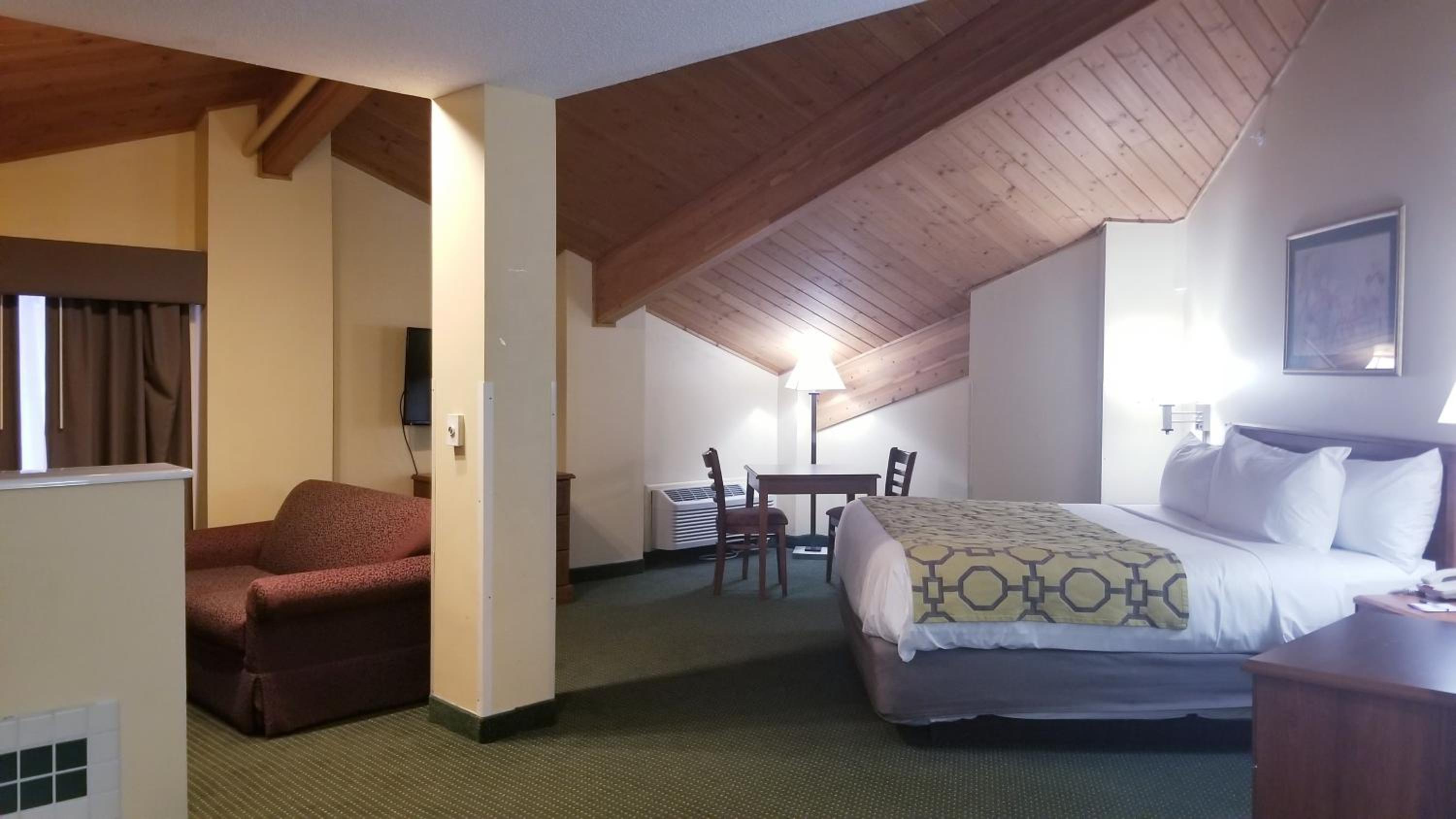 King Room with Balcony - Non Smoking - Photo 4