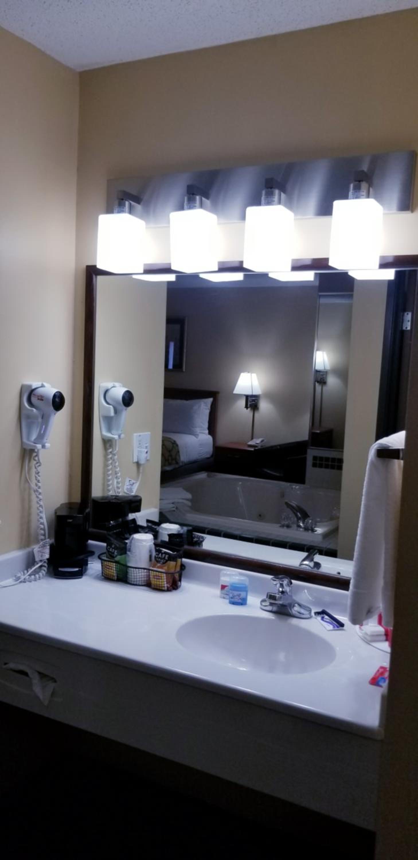 King Suite - Non-Smoking - Photo 8