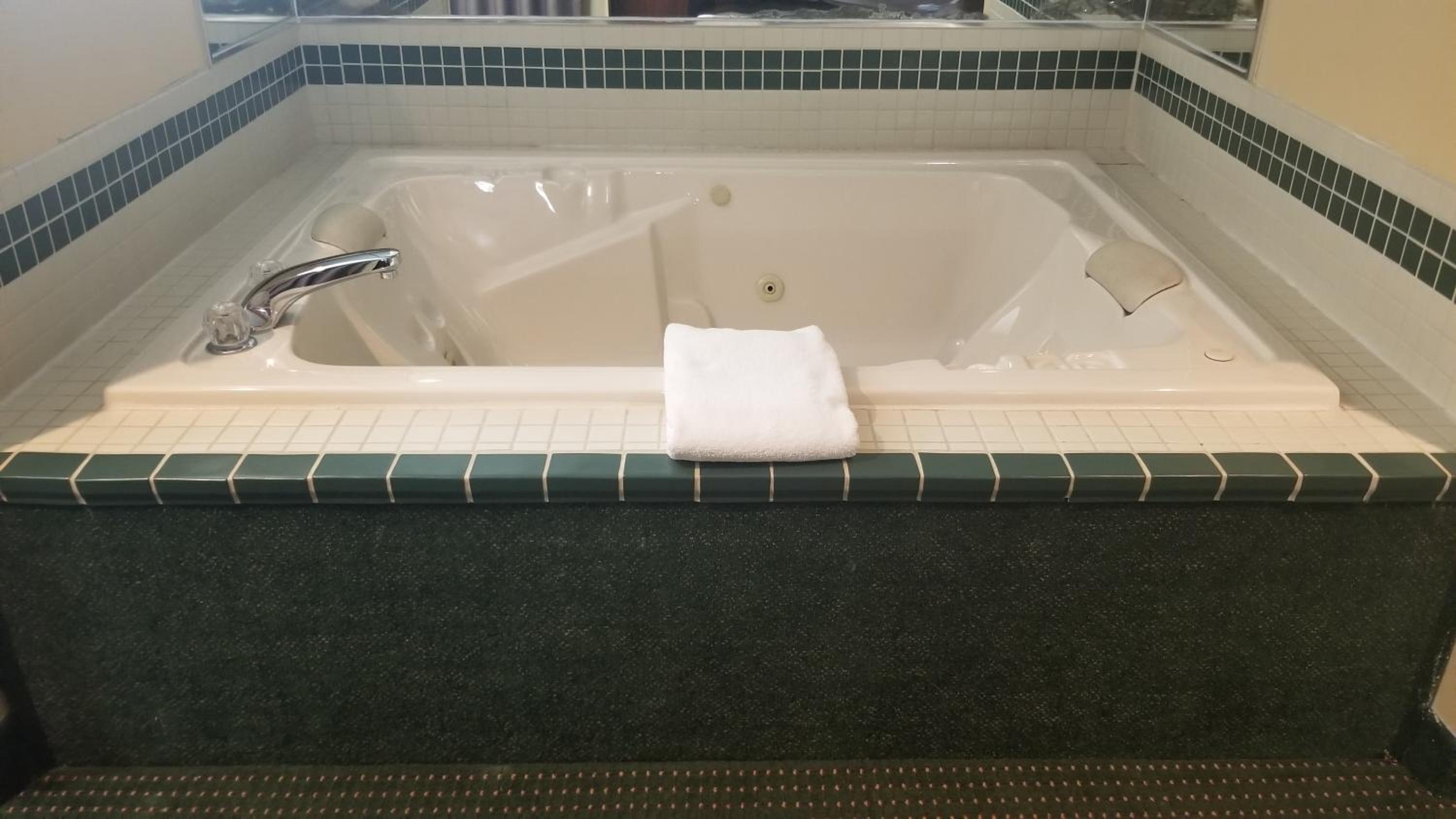 King Suite - Non-Smoking - Photo 9