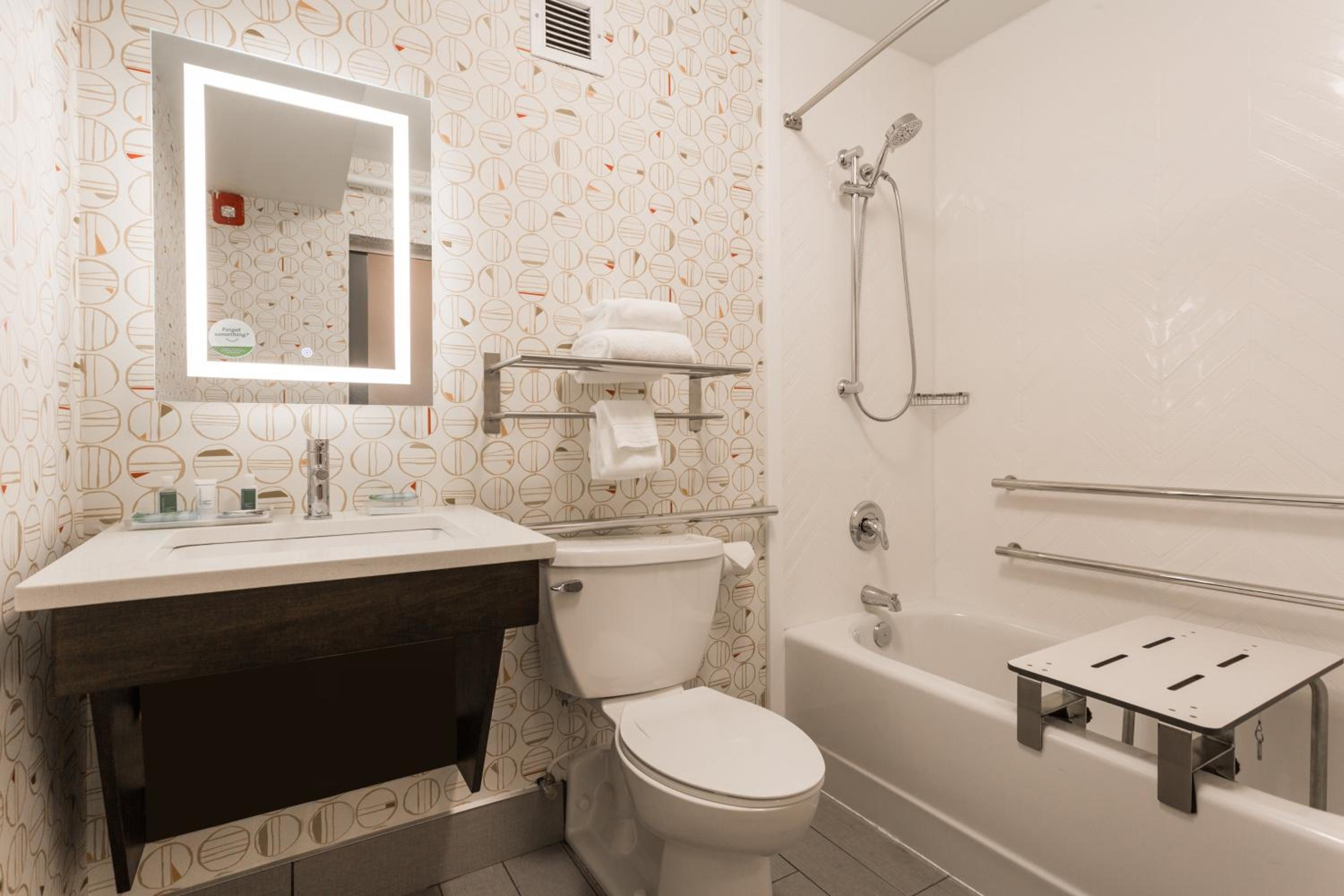 Deluxe King Room - Hearing Accessible with Bath Tub/Non-Smoking - Photo 3