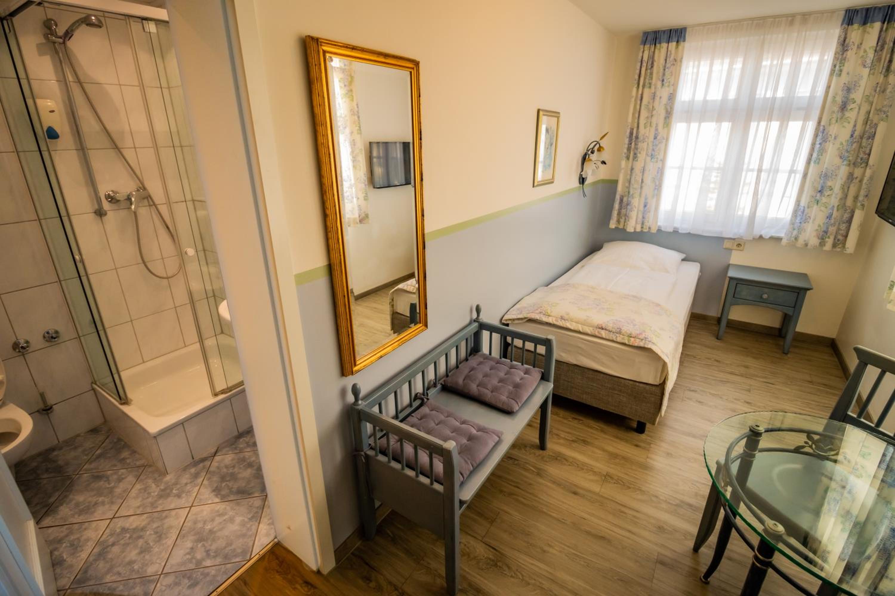 Single Room with Bathroom photo 3