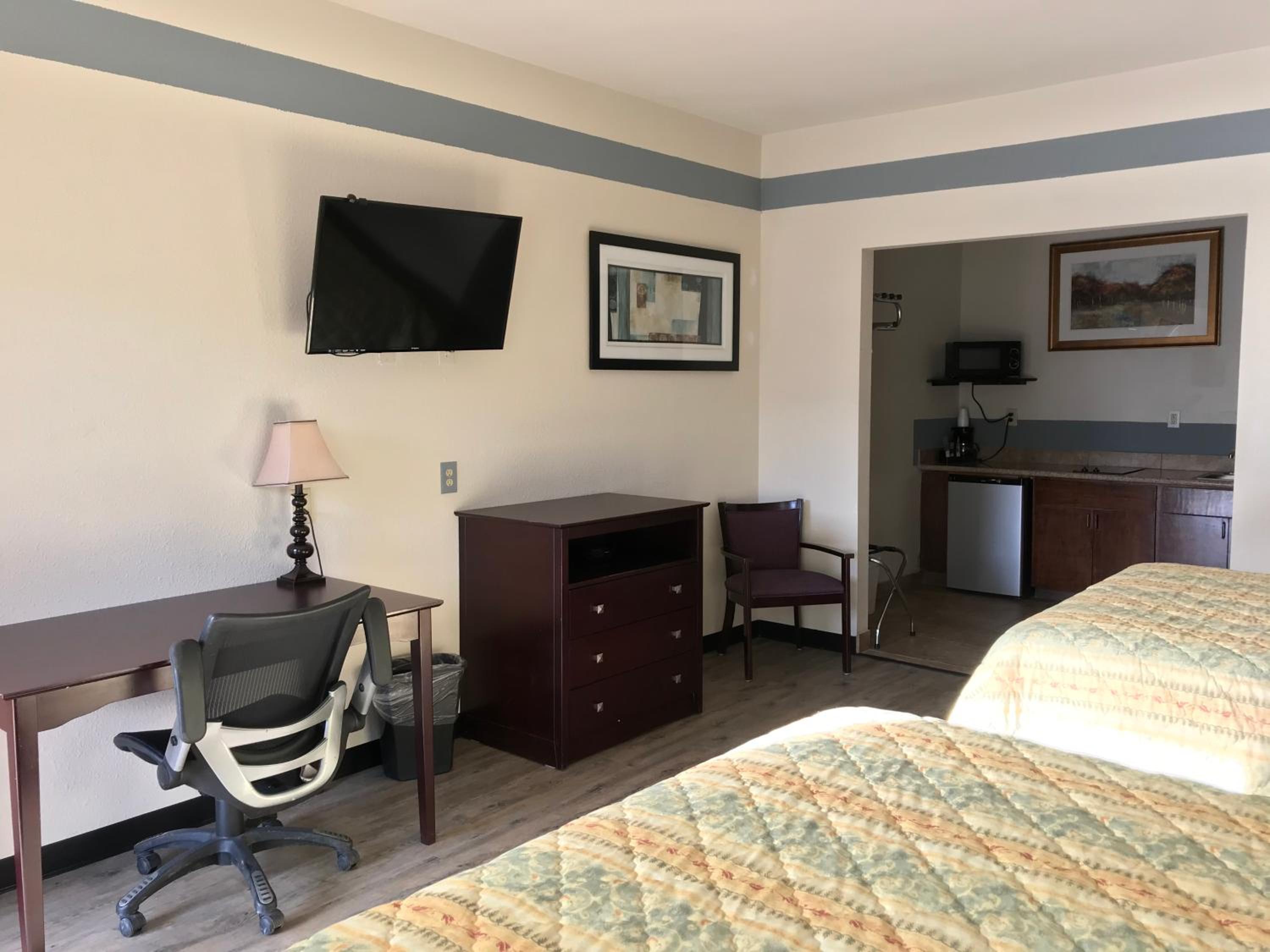Queen Room with Kitchenette photo 2