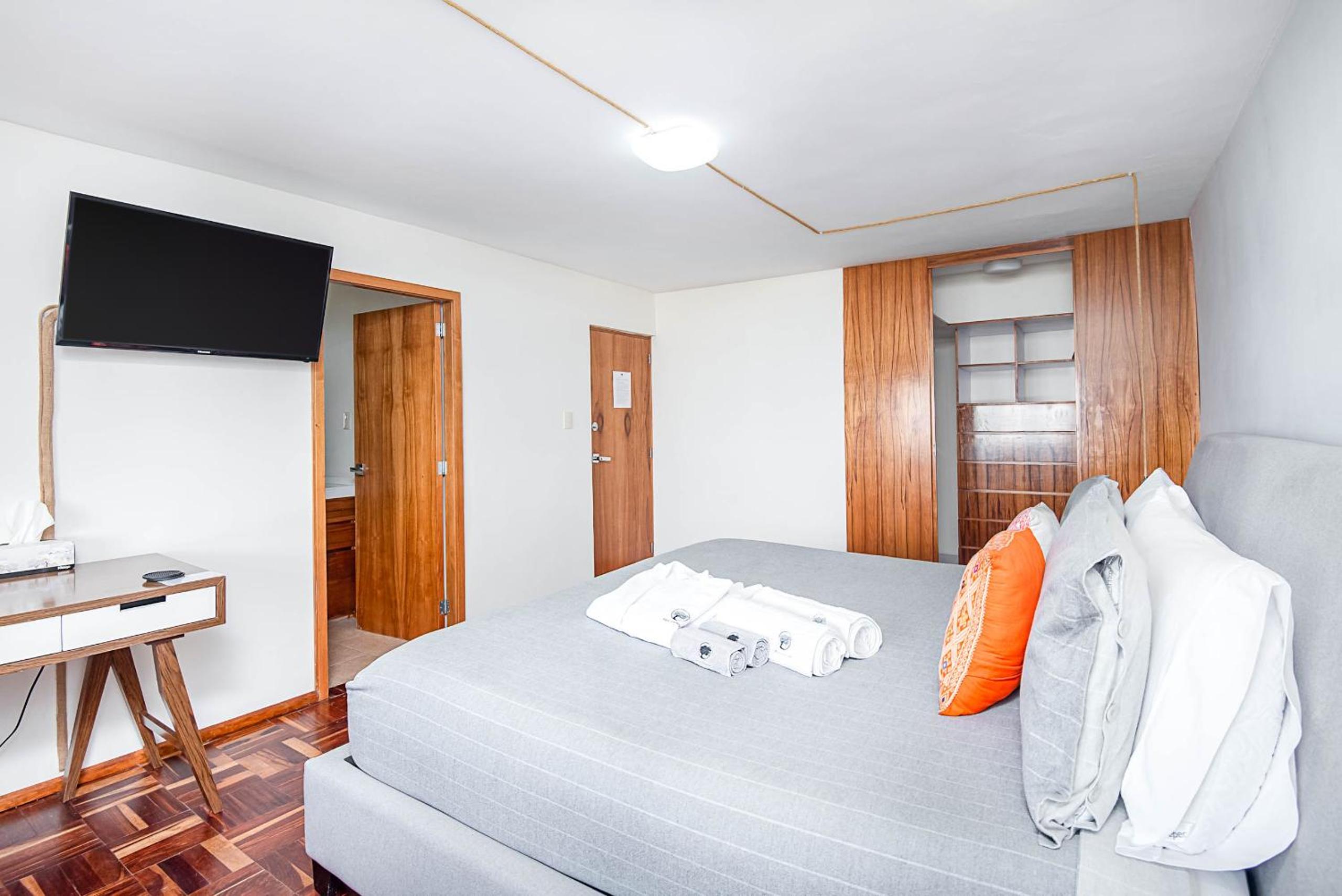 Deluxe Double Room with Shower - Photo 4