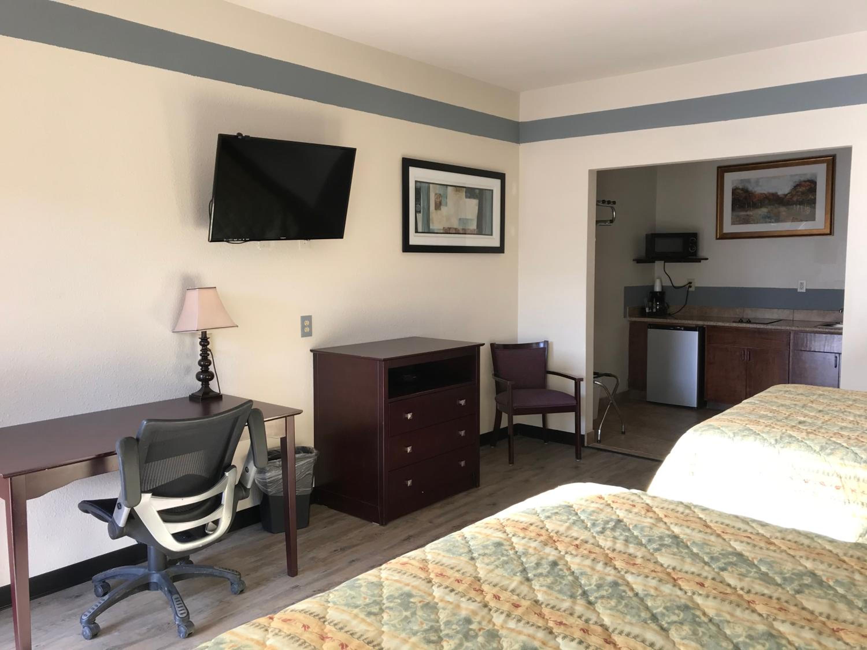 Queen Room with Two Queen Beds photo 1