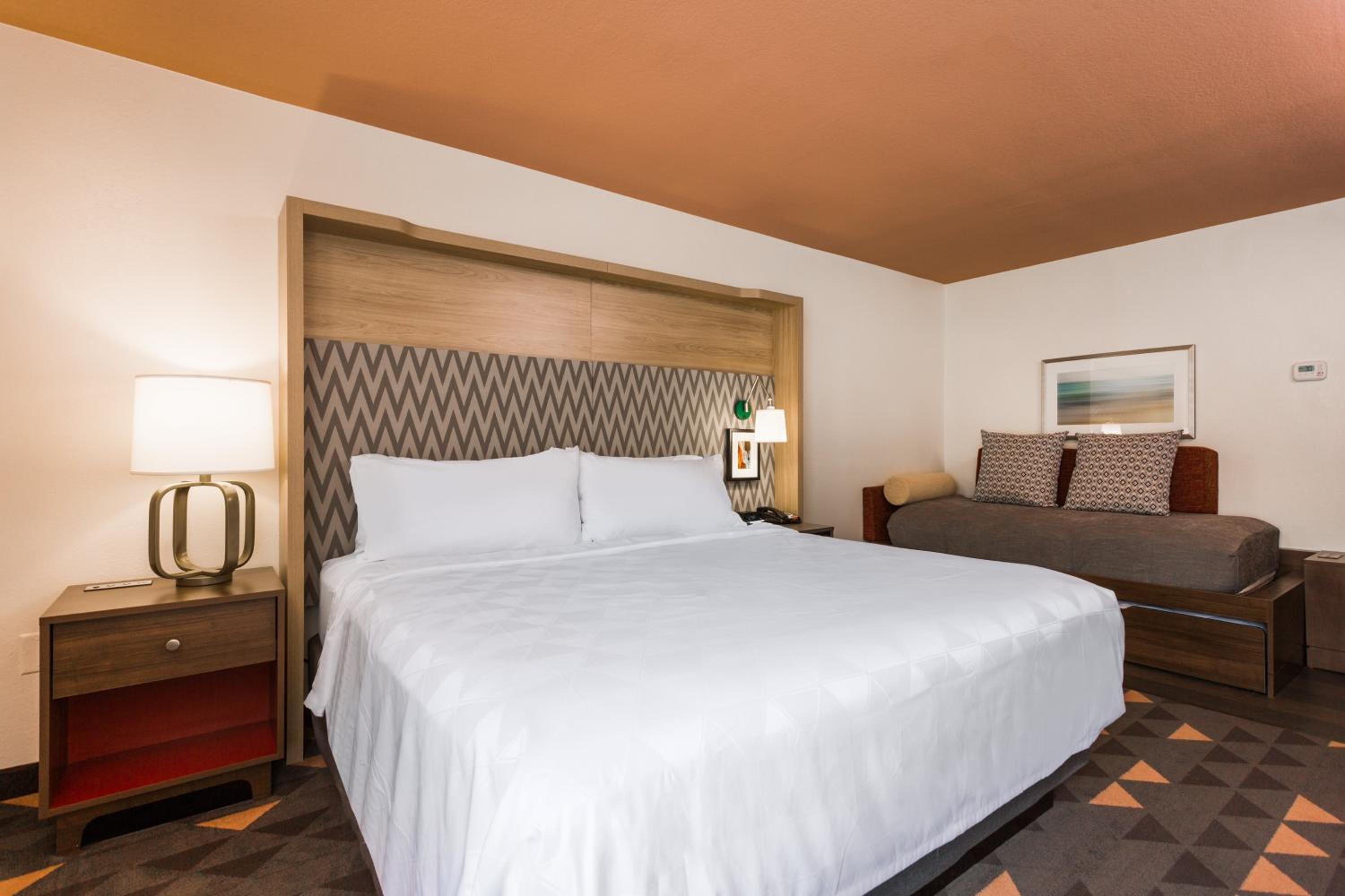 King Room with Roll-Away Bed - Non-Smoking - Photo 2