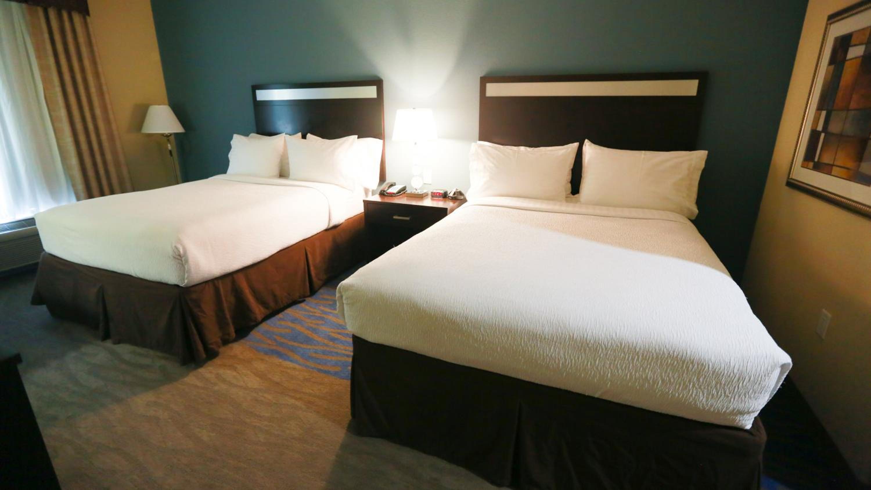 Standard Queen Room with Two Queen Beds - Photo 3