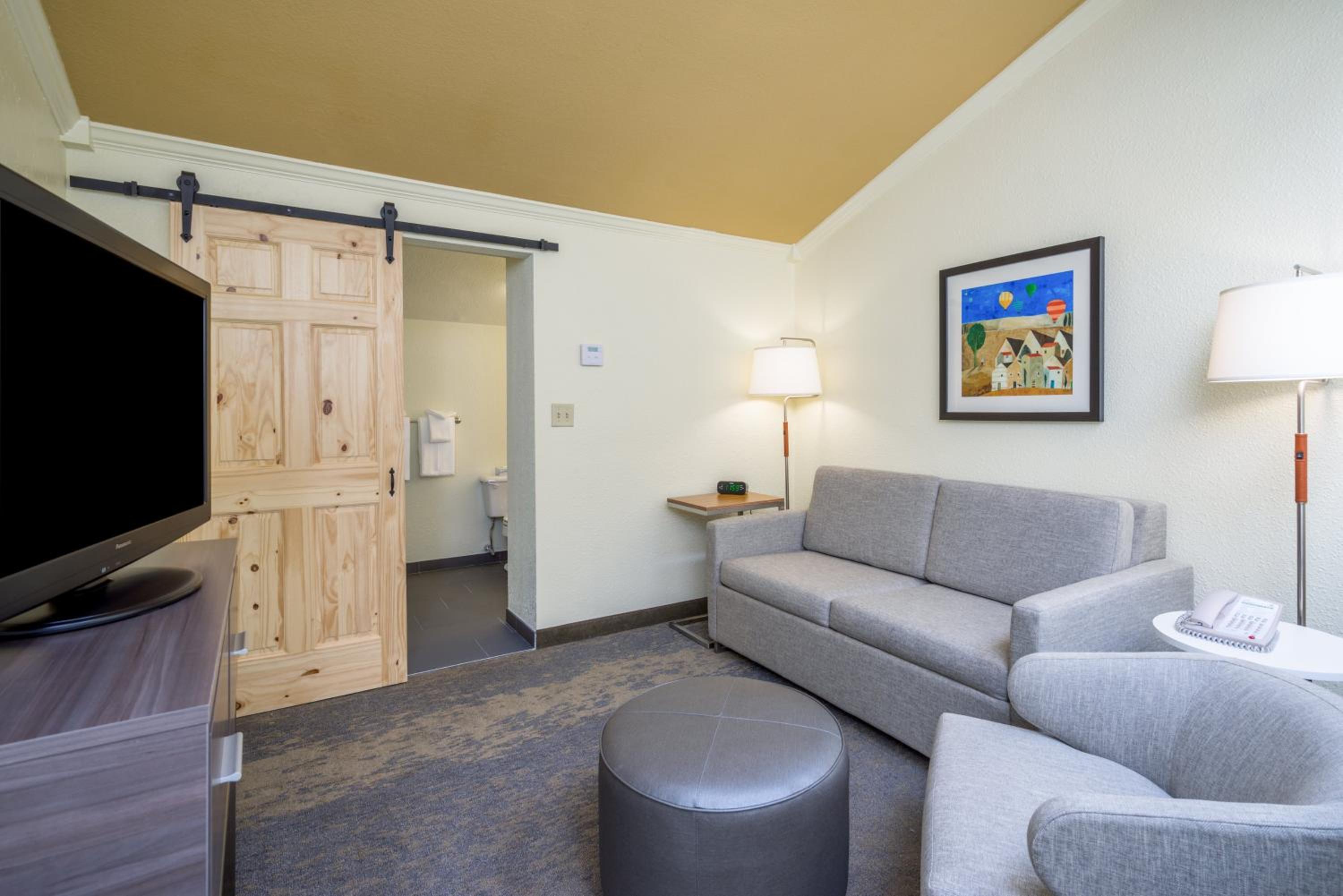 One-Bedroom Suite with Balcony - Photo 1