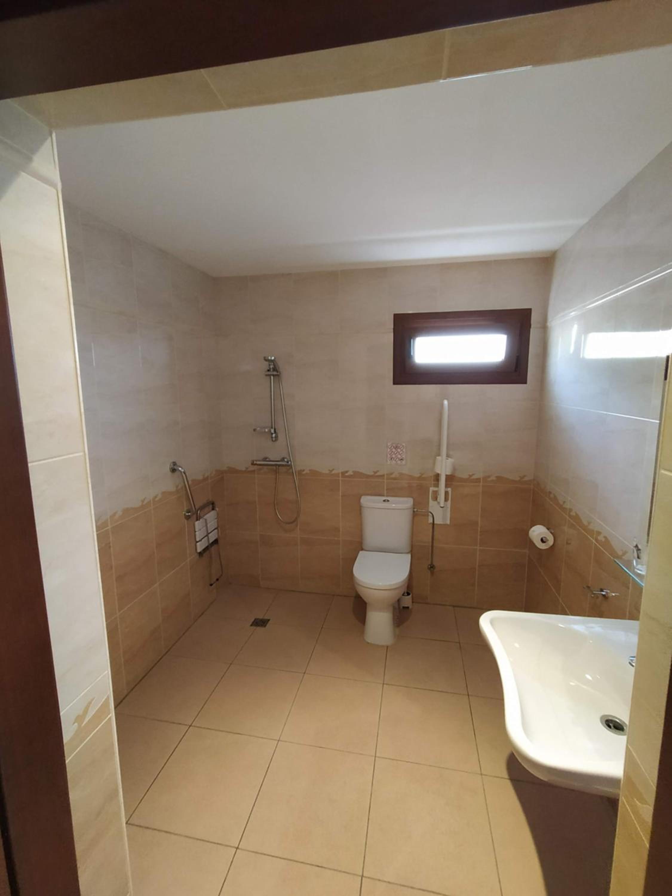 Twin Room - Disability Access - Photo 3