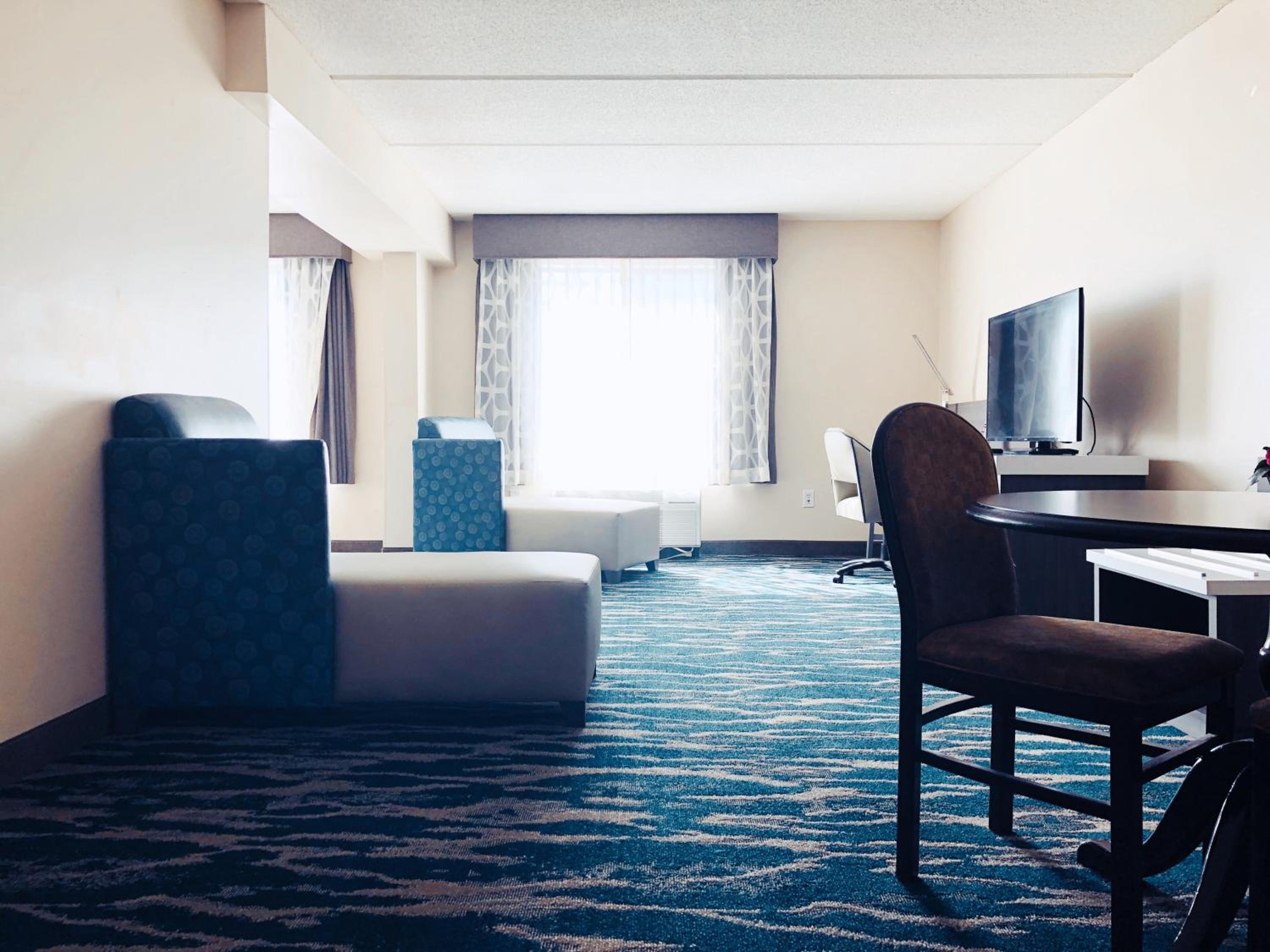 King Suite - Non-Smoking - Photo 6
