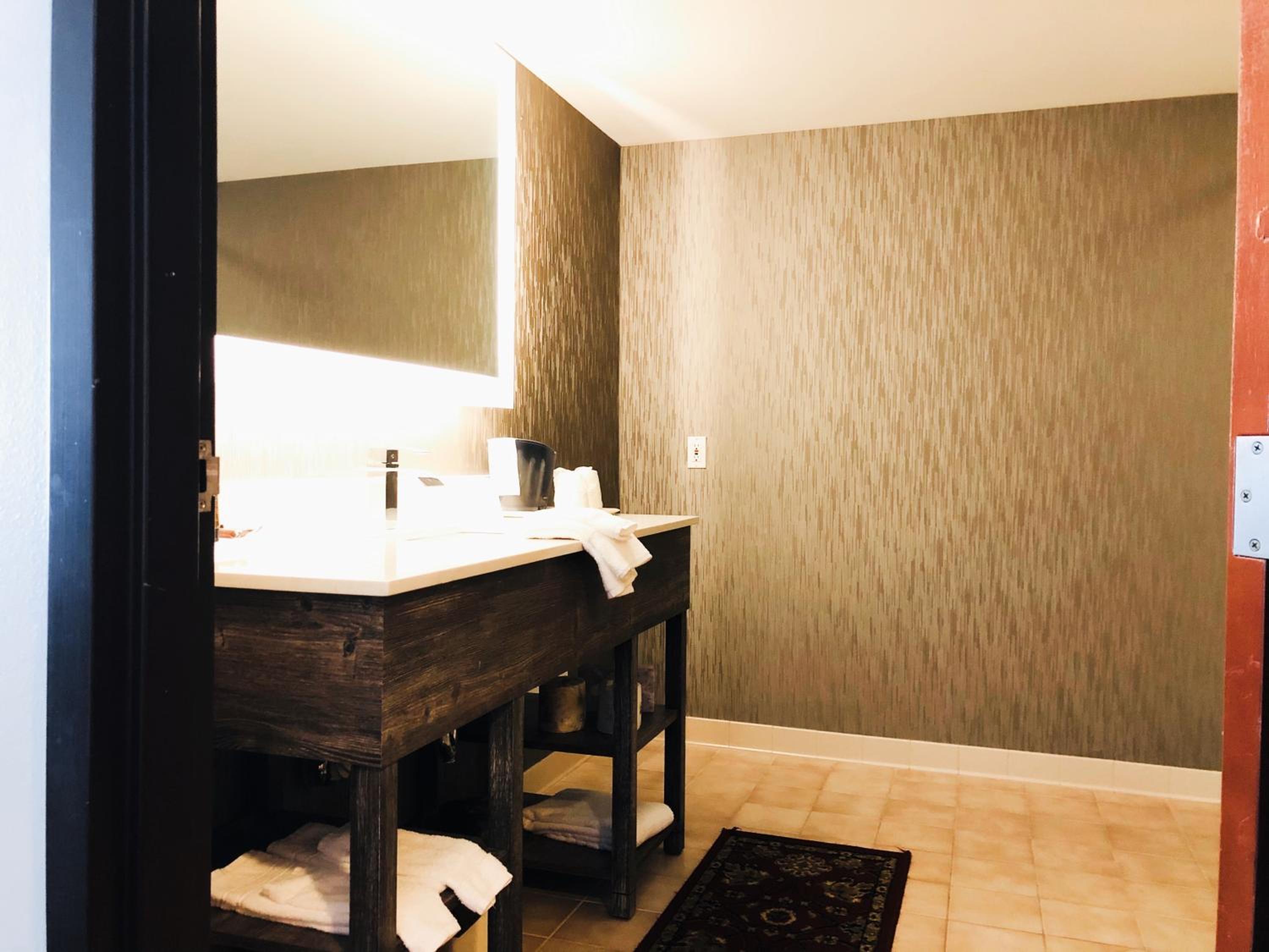 King Suite - Non-Smoking - Photo 11
