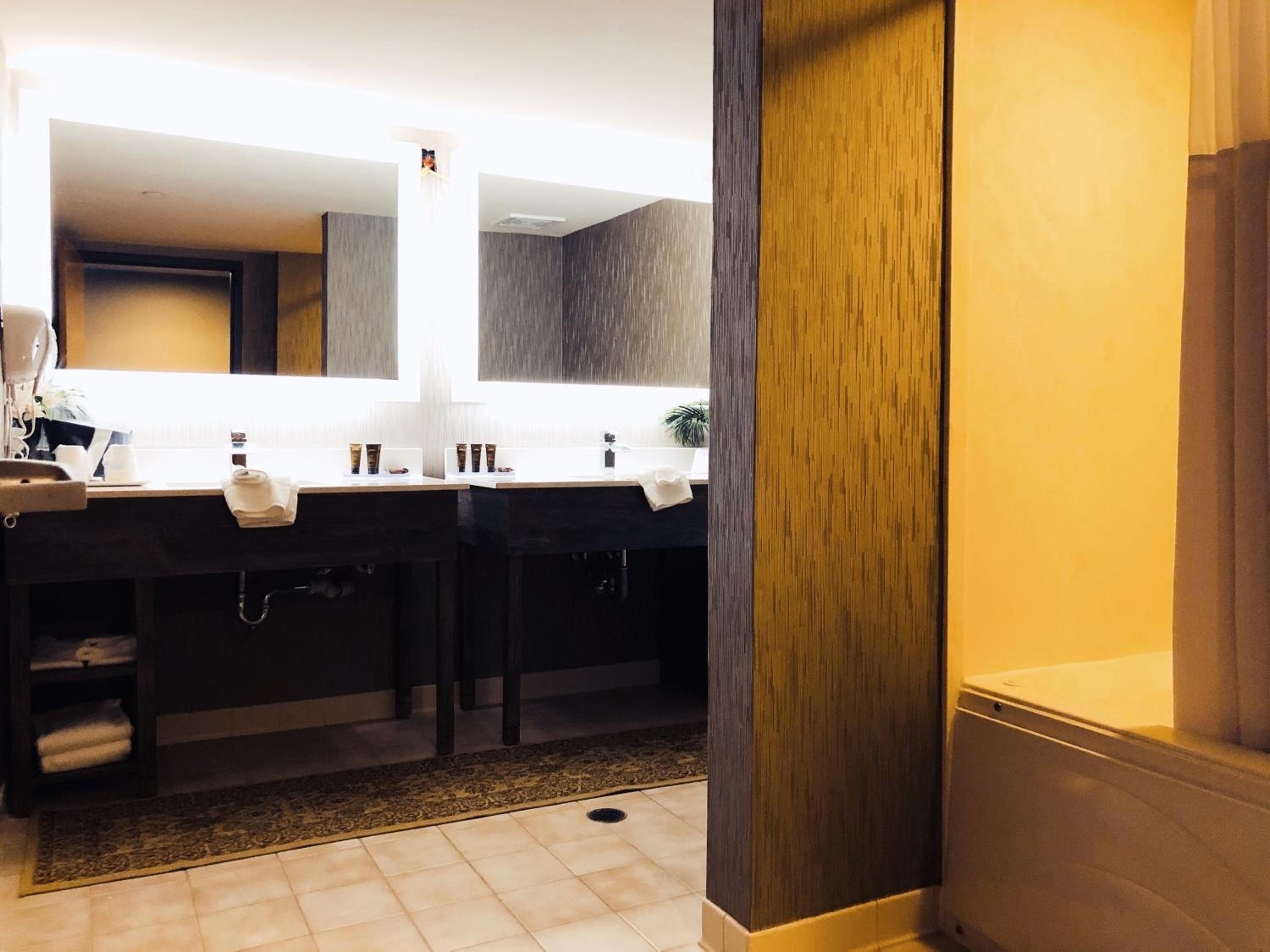 King Suite - Non-Smoking - Photo 21