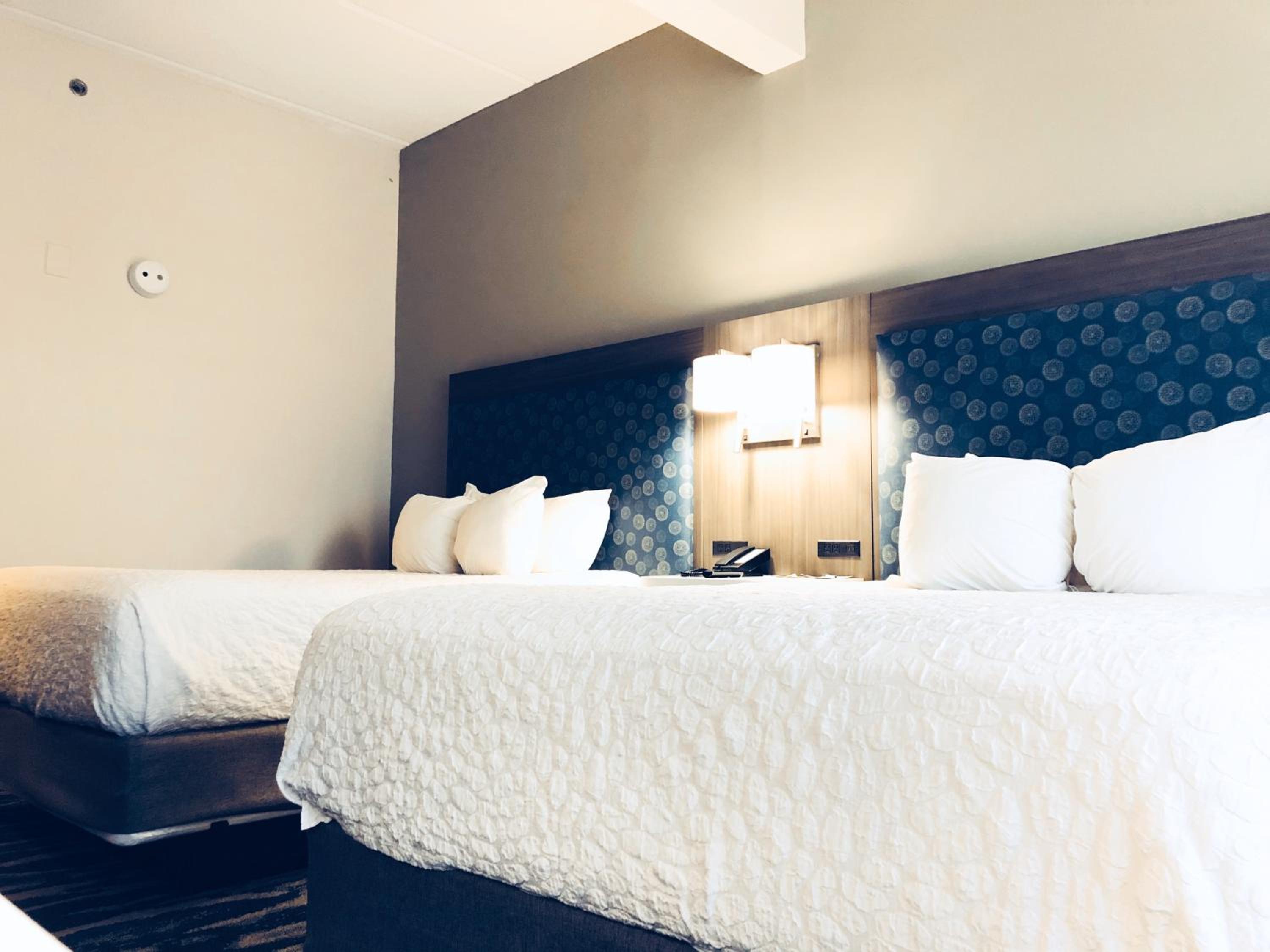 Standard Queen Room with Two Queen Beds - Non-Smoking - Photo 5