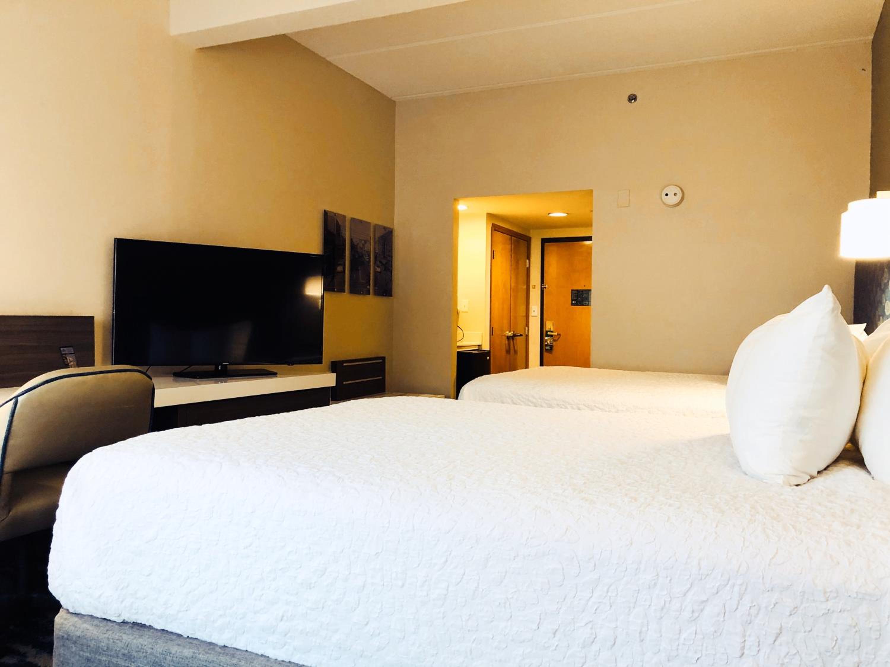 Standard Queen Room with Two Queen Beds - Non-Smoking - Photo 4