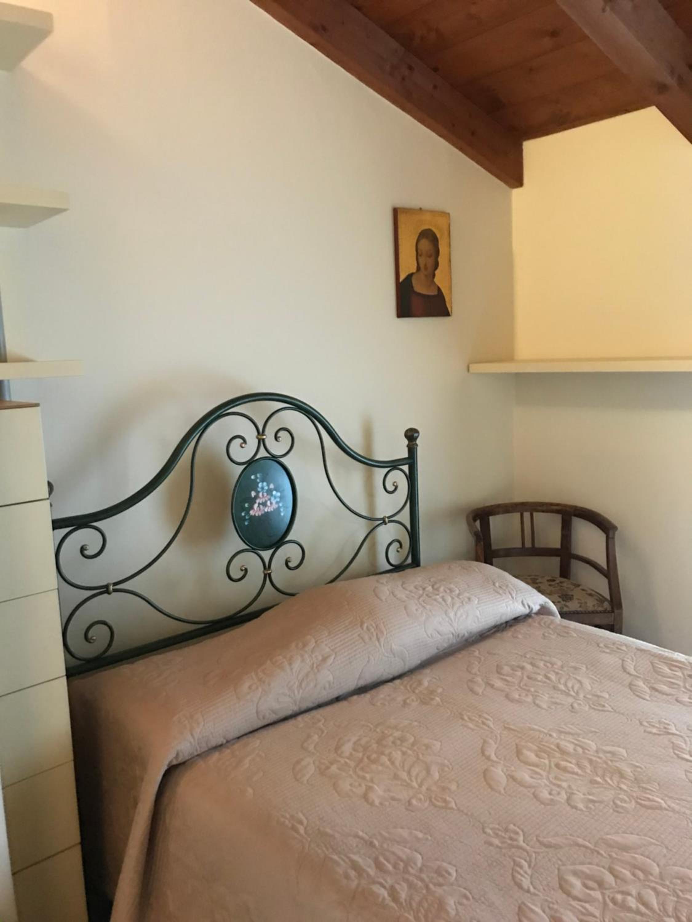 Single Room with Shared Bathroom photo 2