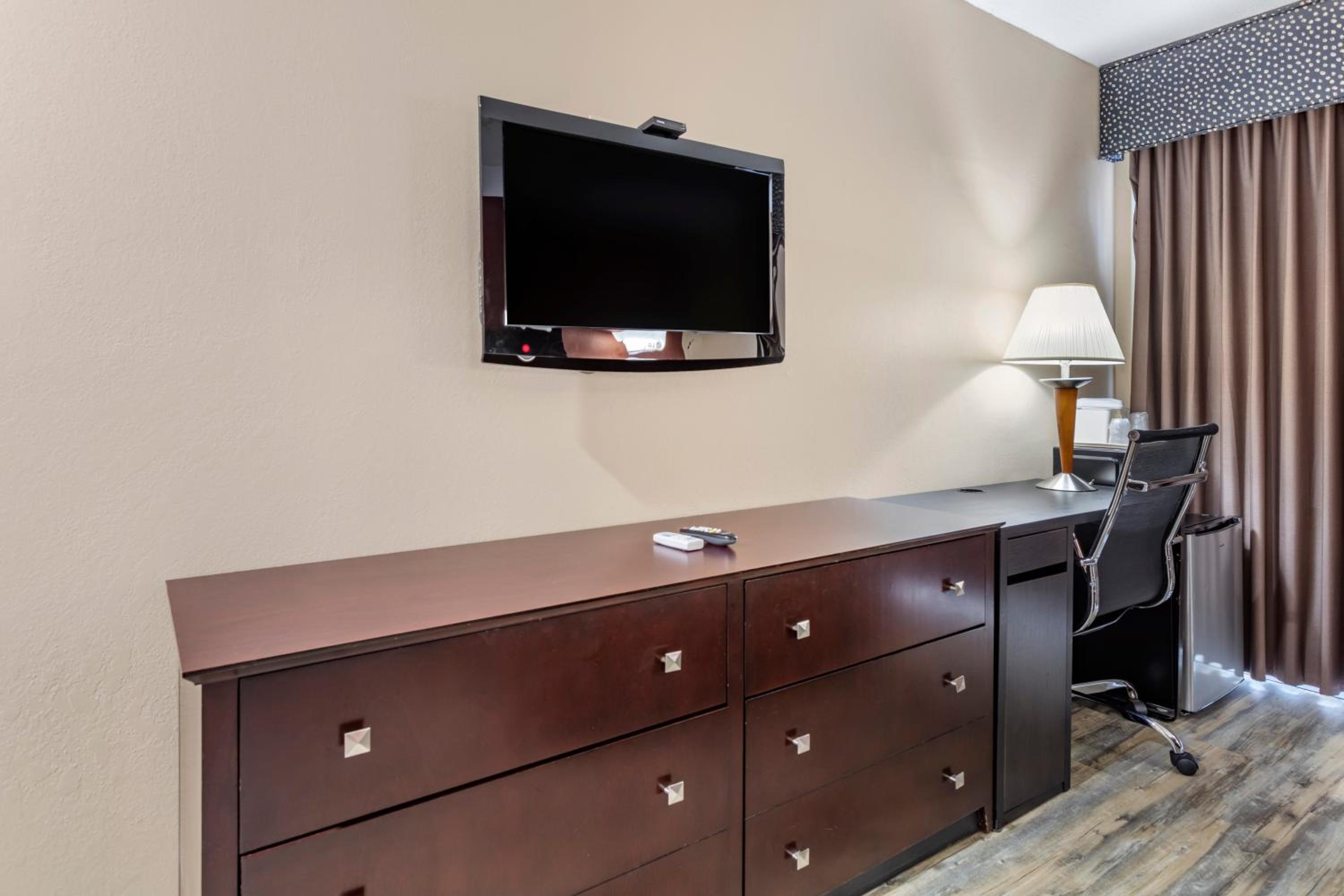 Queen Room with Two Queen Beds - Photo 1