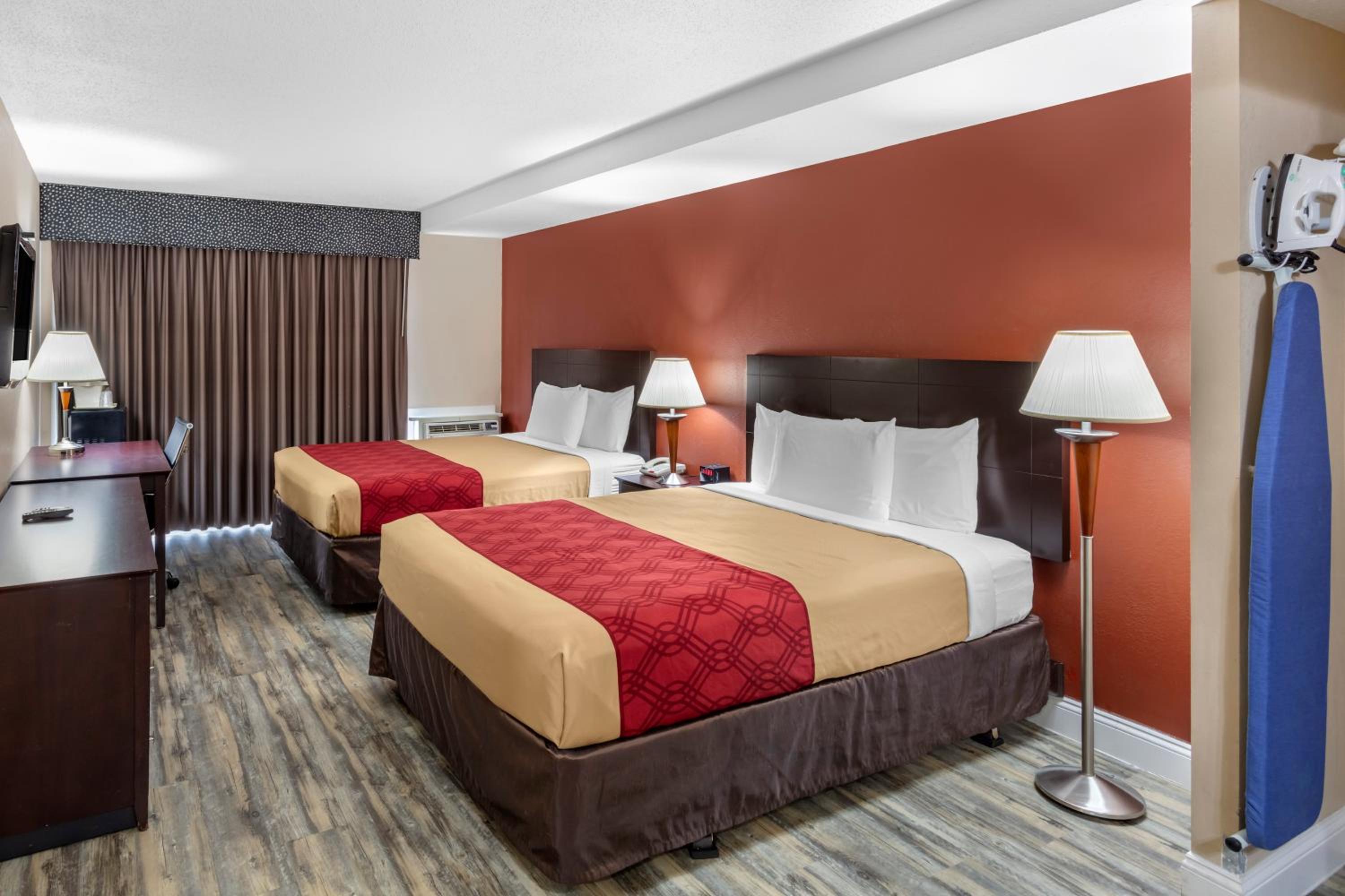 Queen Room with Two Queen Beds - Photo 2
