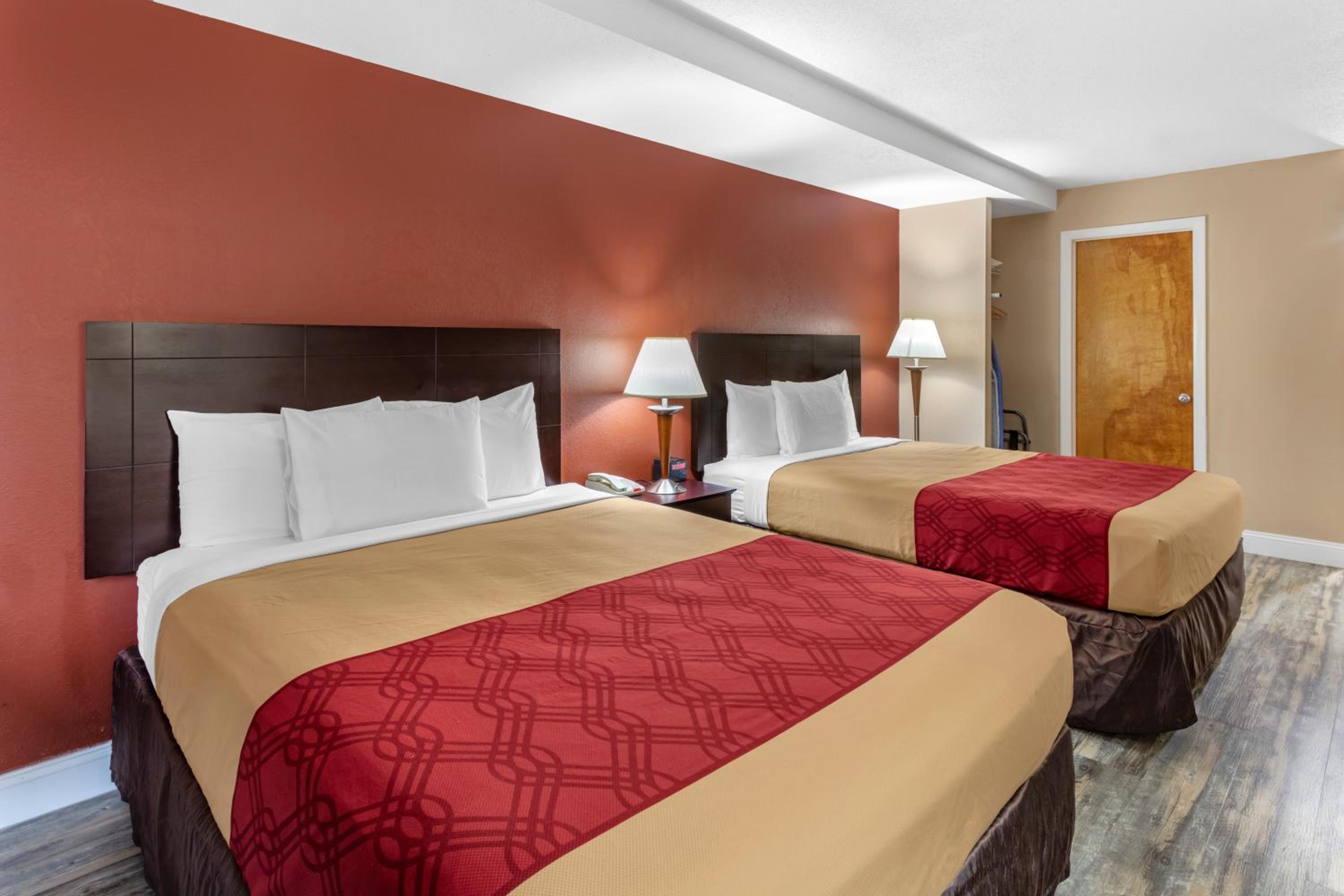 Queen Room with Two Queen Beds - Photo 3