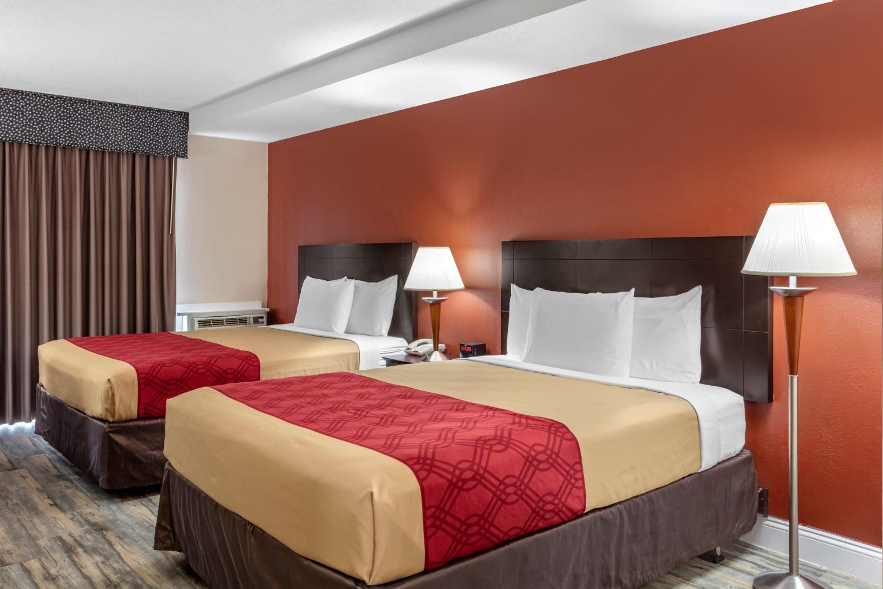 Queen Room with Two Queen Beds - Photo 4