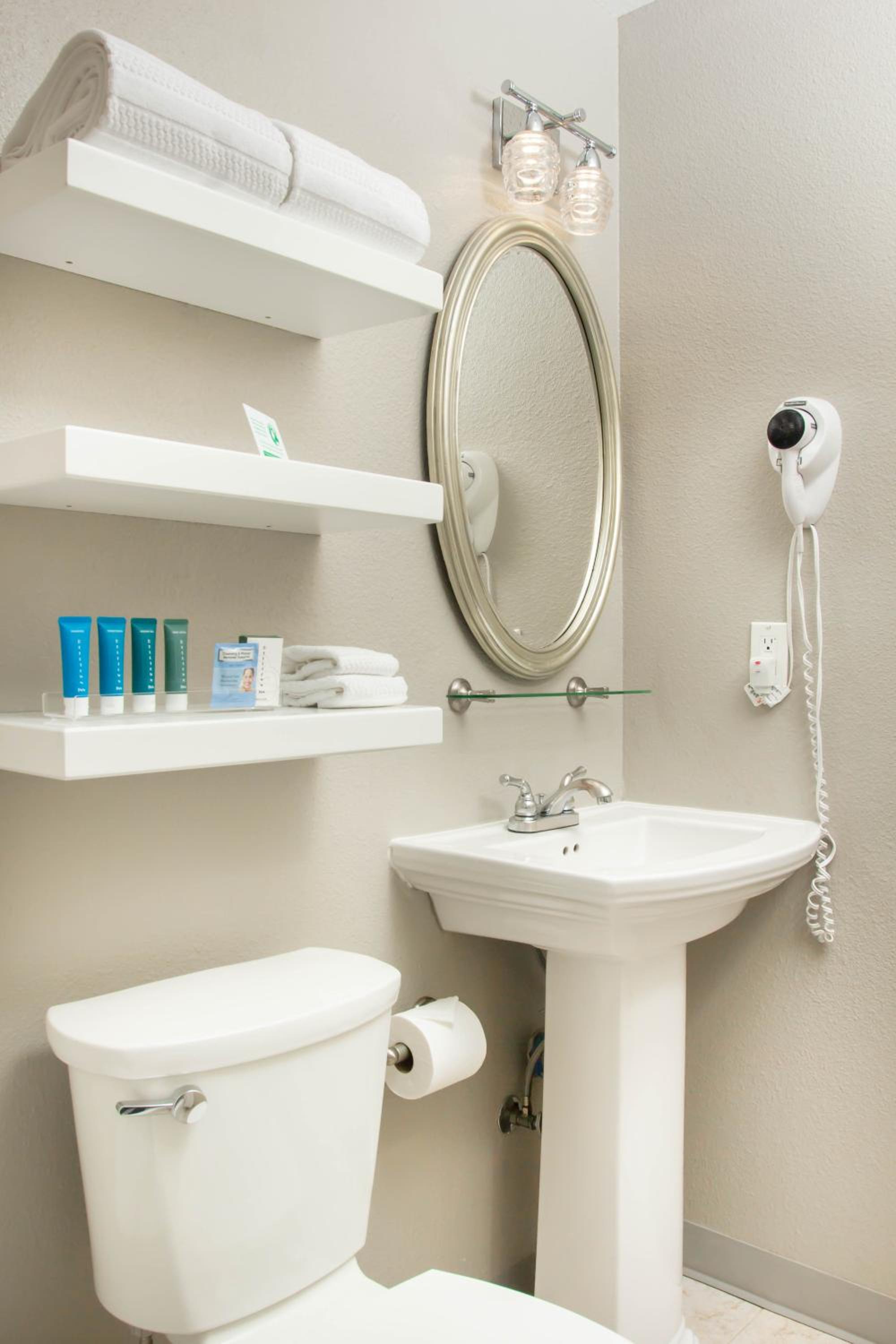 Queen Room - Photo 16