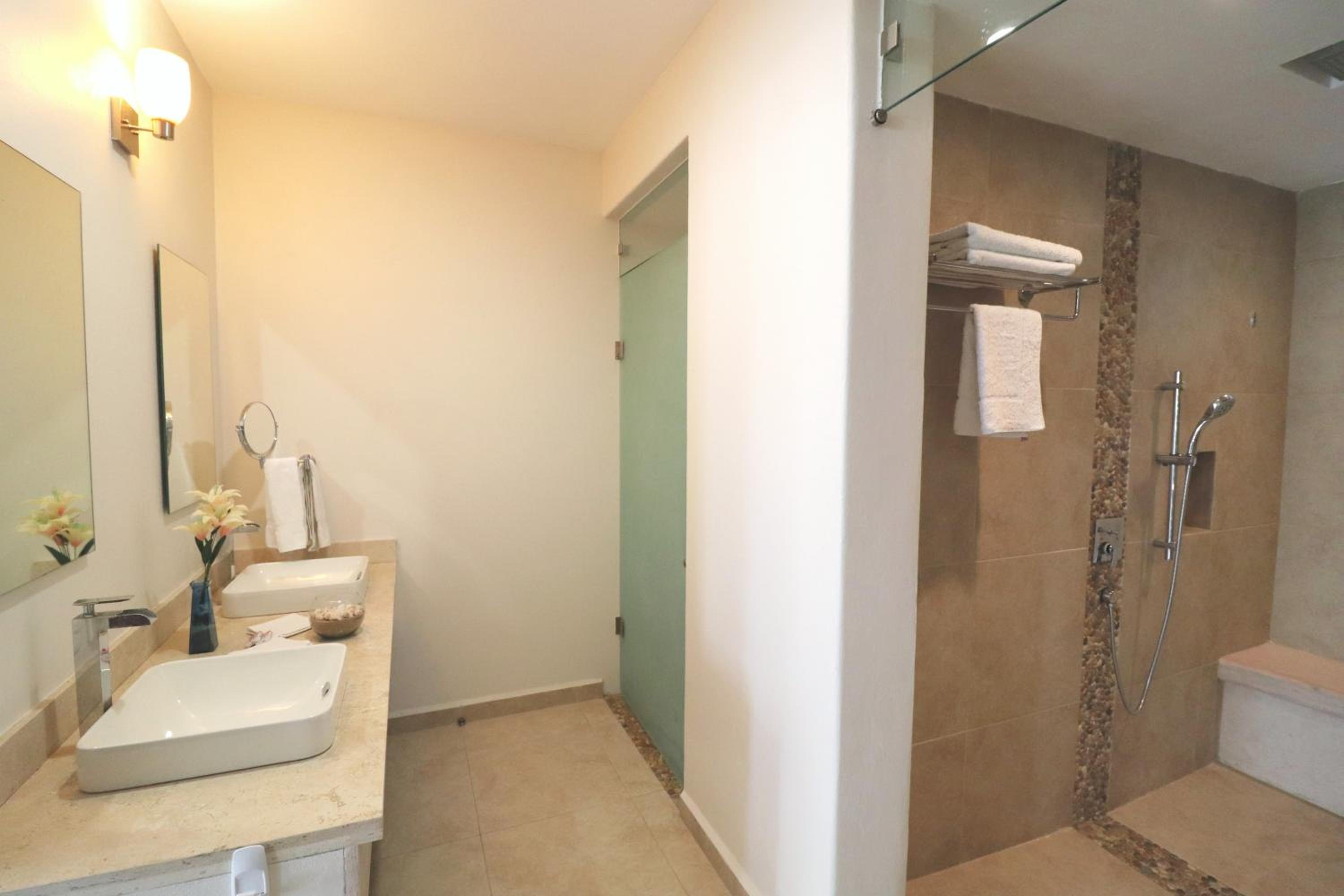 Superior King Suite - Photo 5