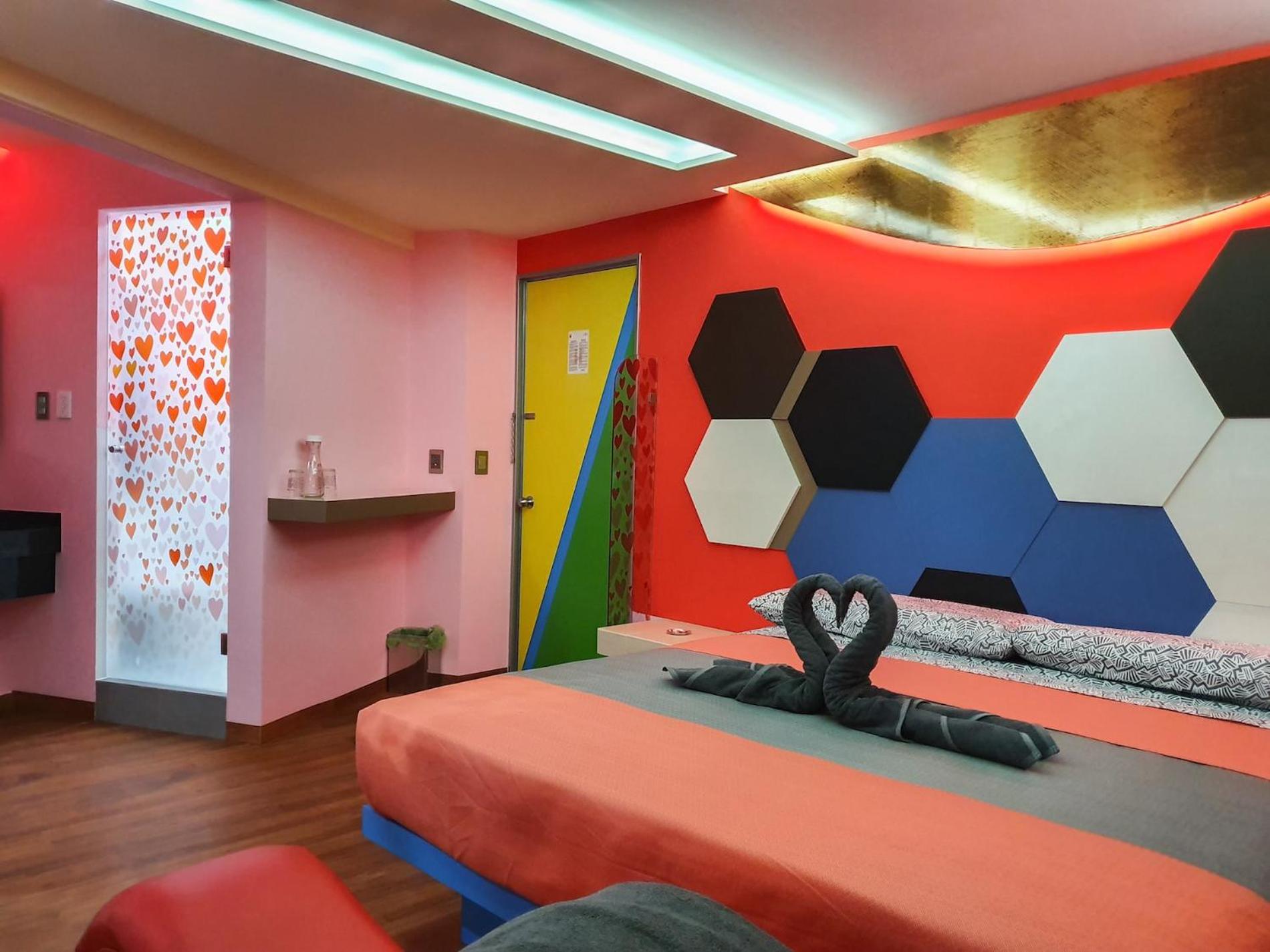 Suite - Photo 1