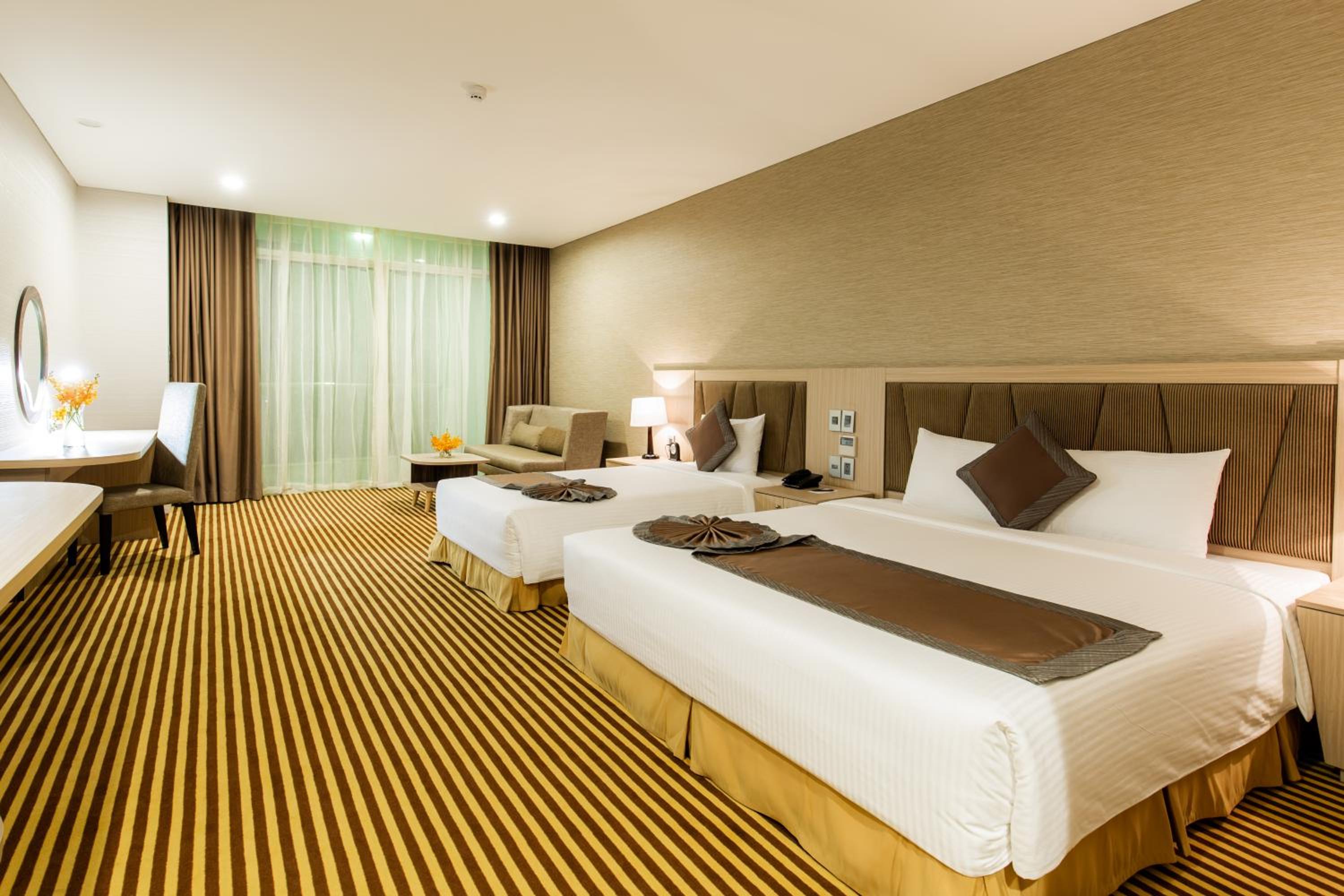 Deluxe Triple Room with Sea View thumbnail 6