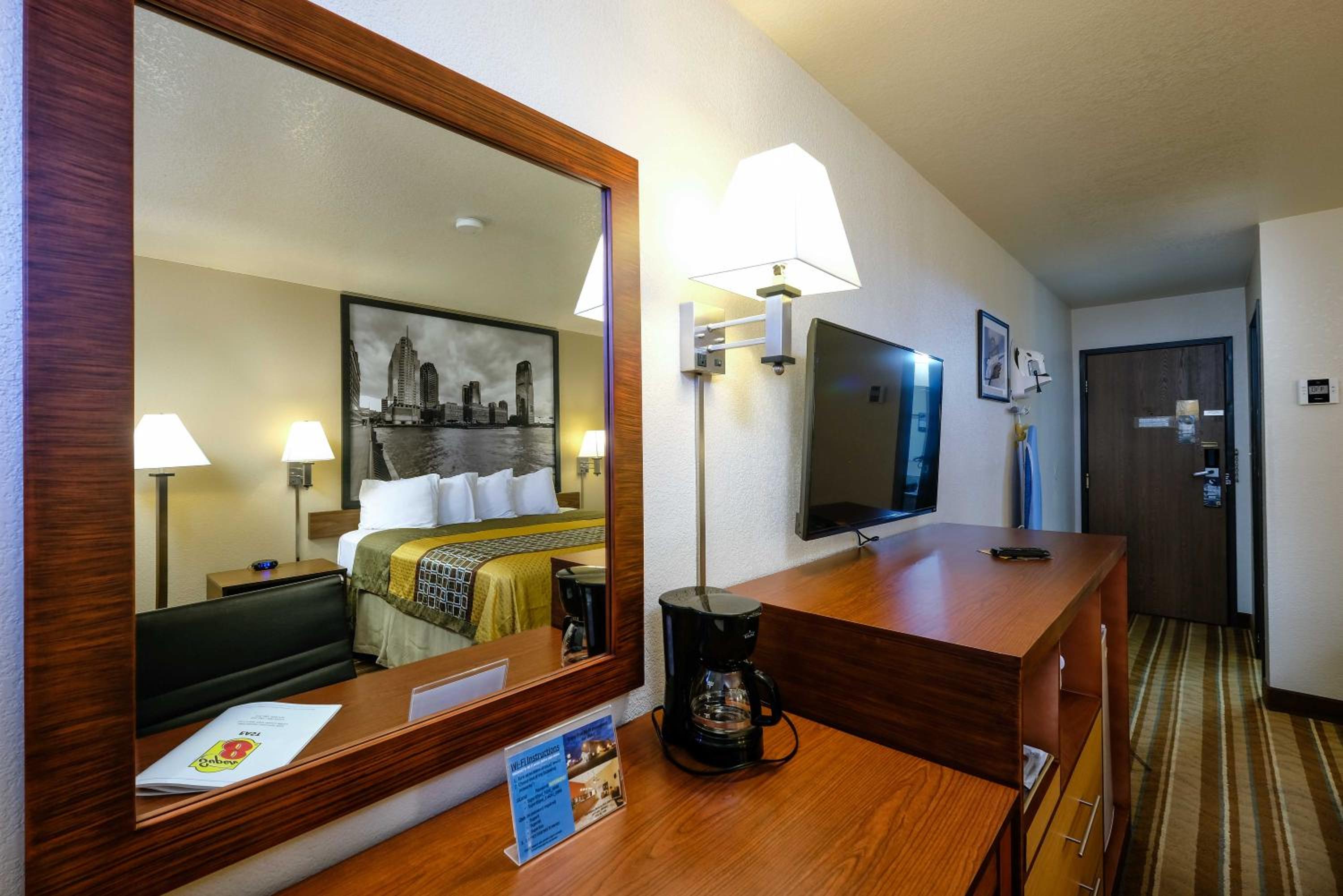 King Room - Non-Smoking - Photo 2