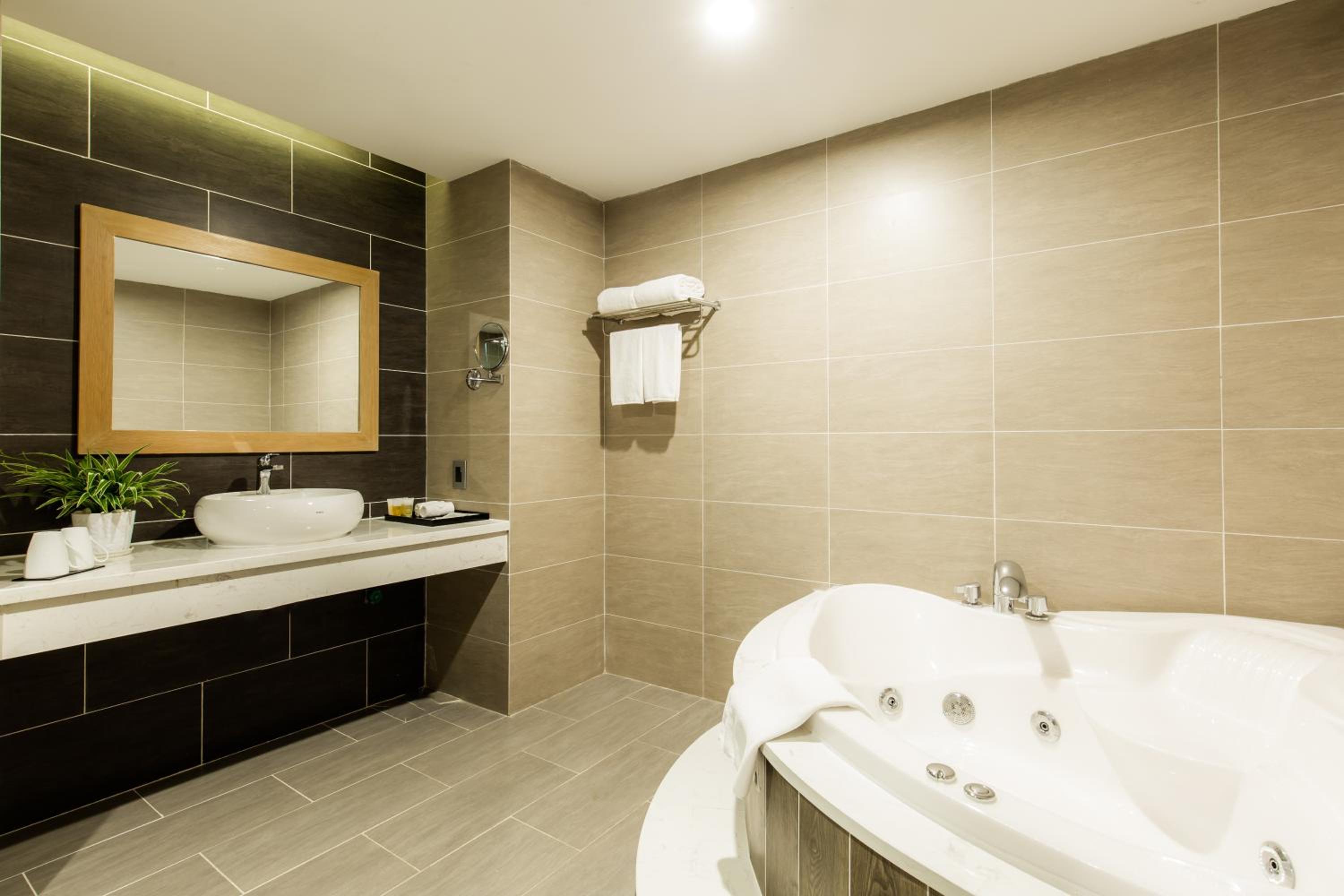 Executive Suite thumbnail 6