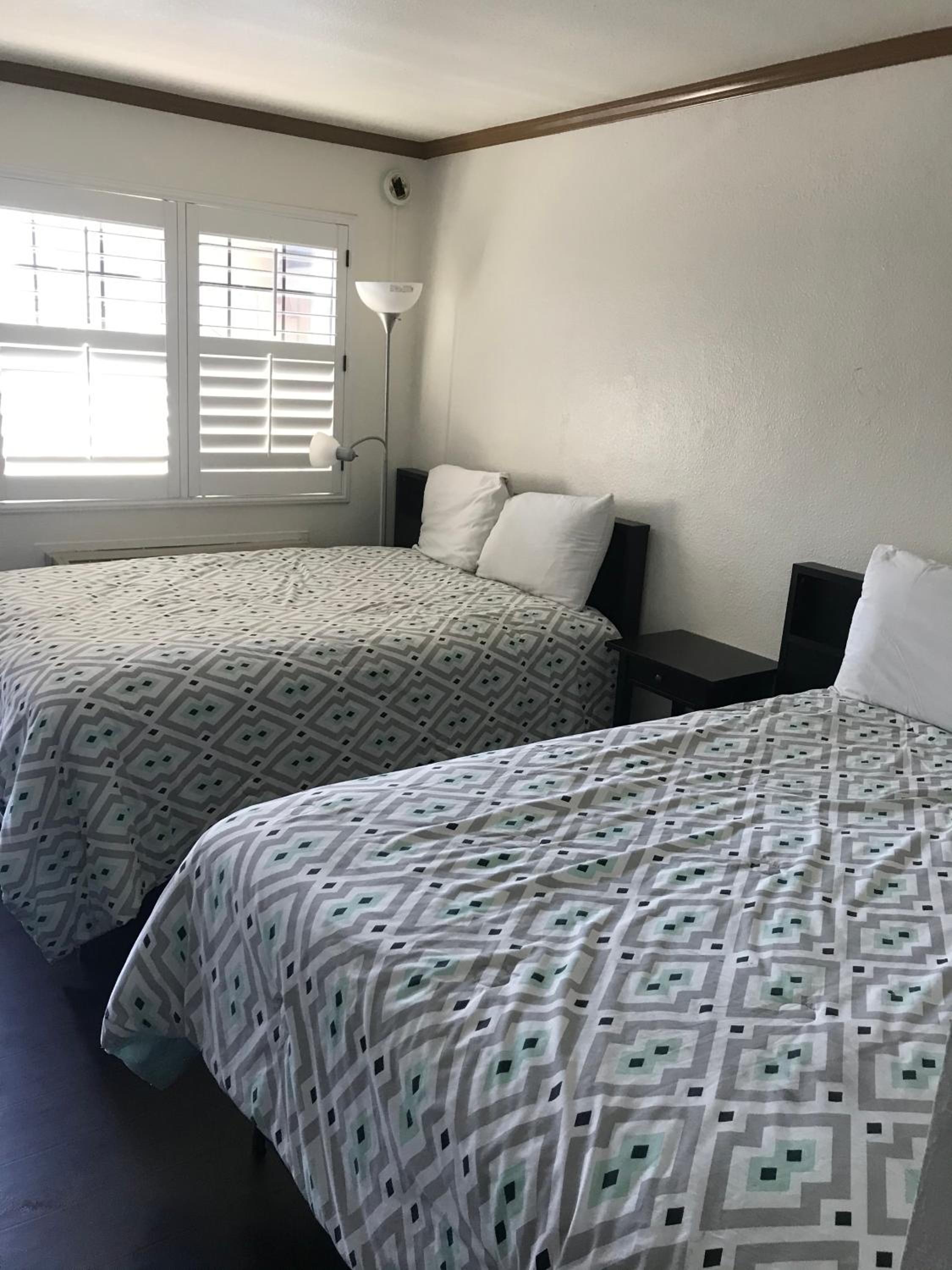 Queen Room with Two Queen Beds - Photo 4