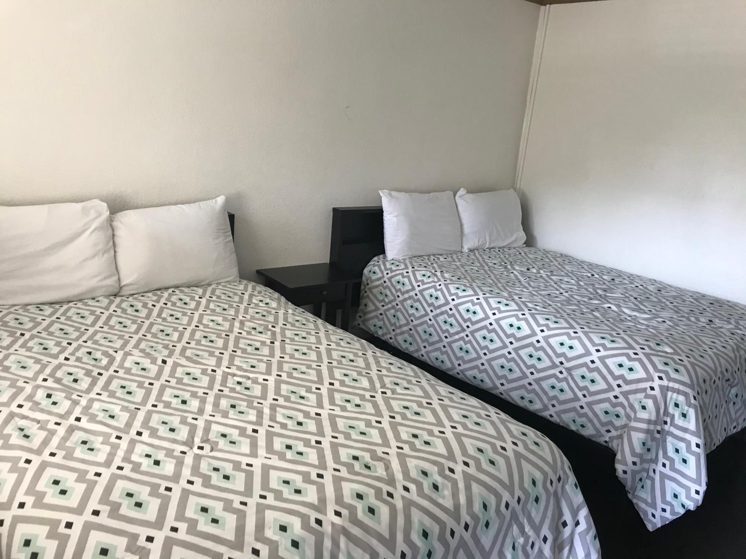 Queen Room with Two Queen Beds - Photo 10