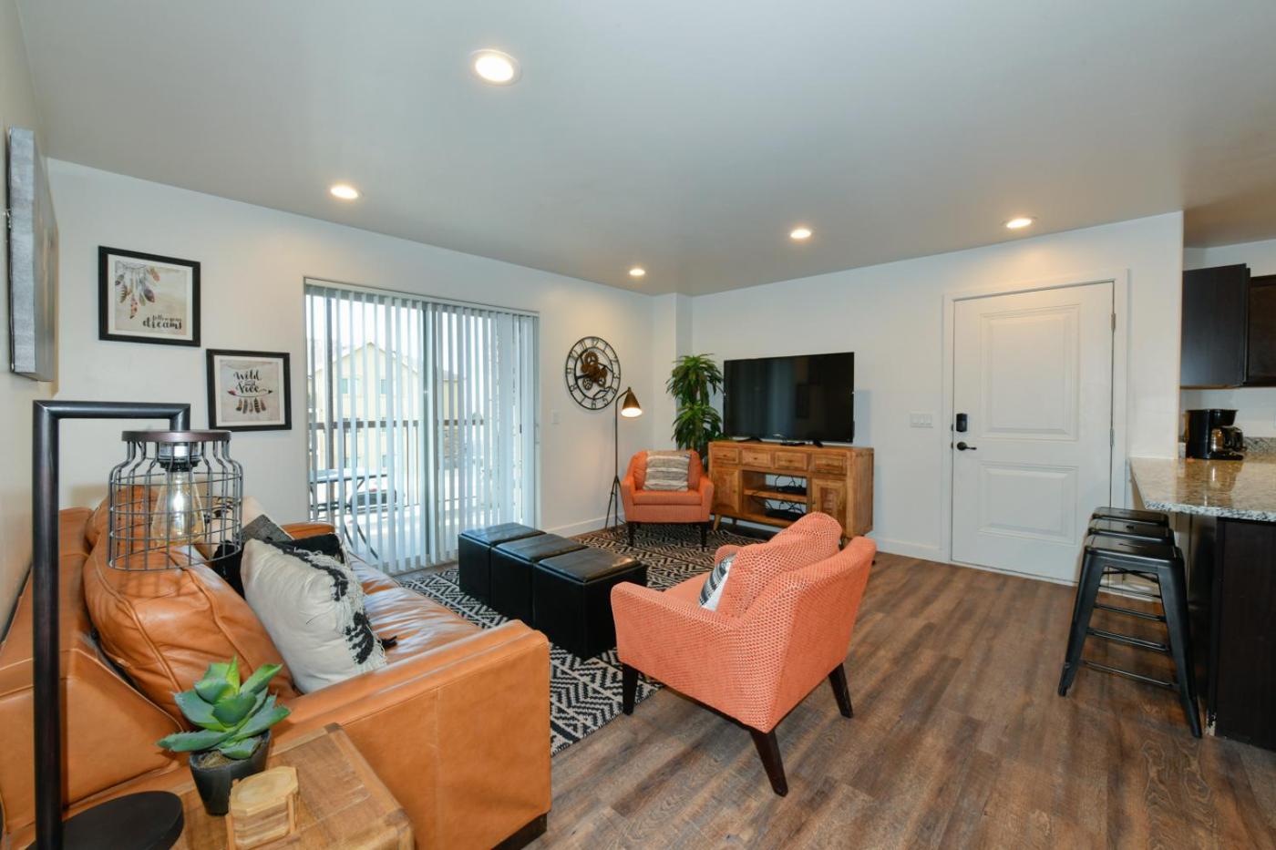 Apartment with Balcony photo 2
