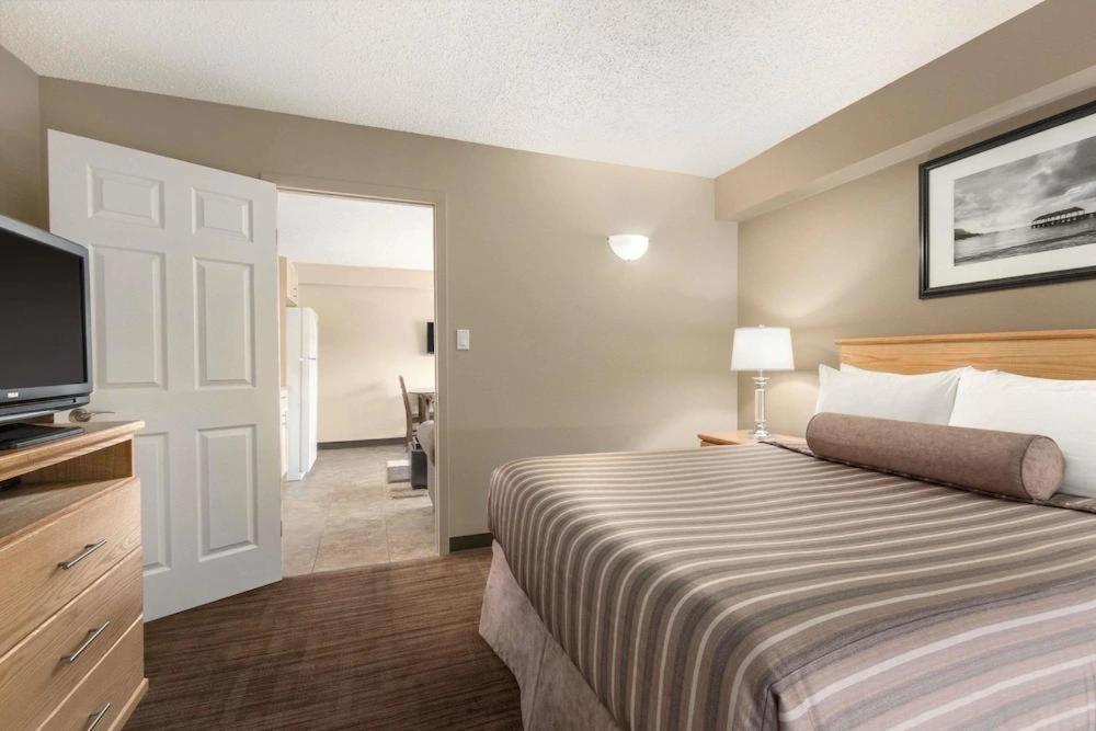 Queen Suite With Kitchenette - Non-Smoking photo 1