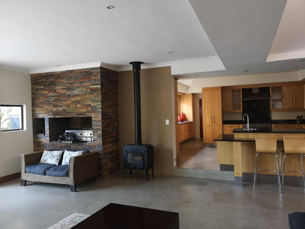 Five-Bedroom House - Photo 10