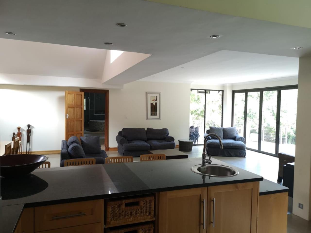 Five-Bedroom House - Photo 12