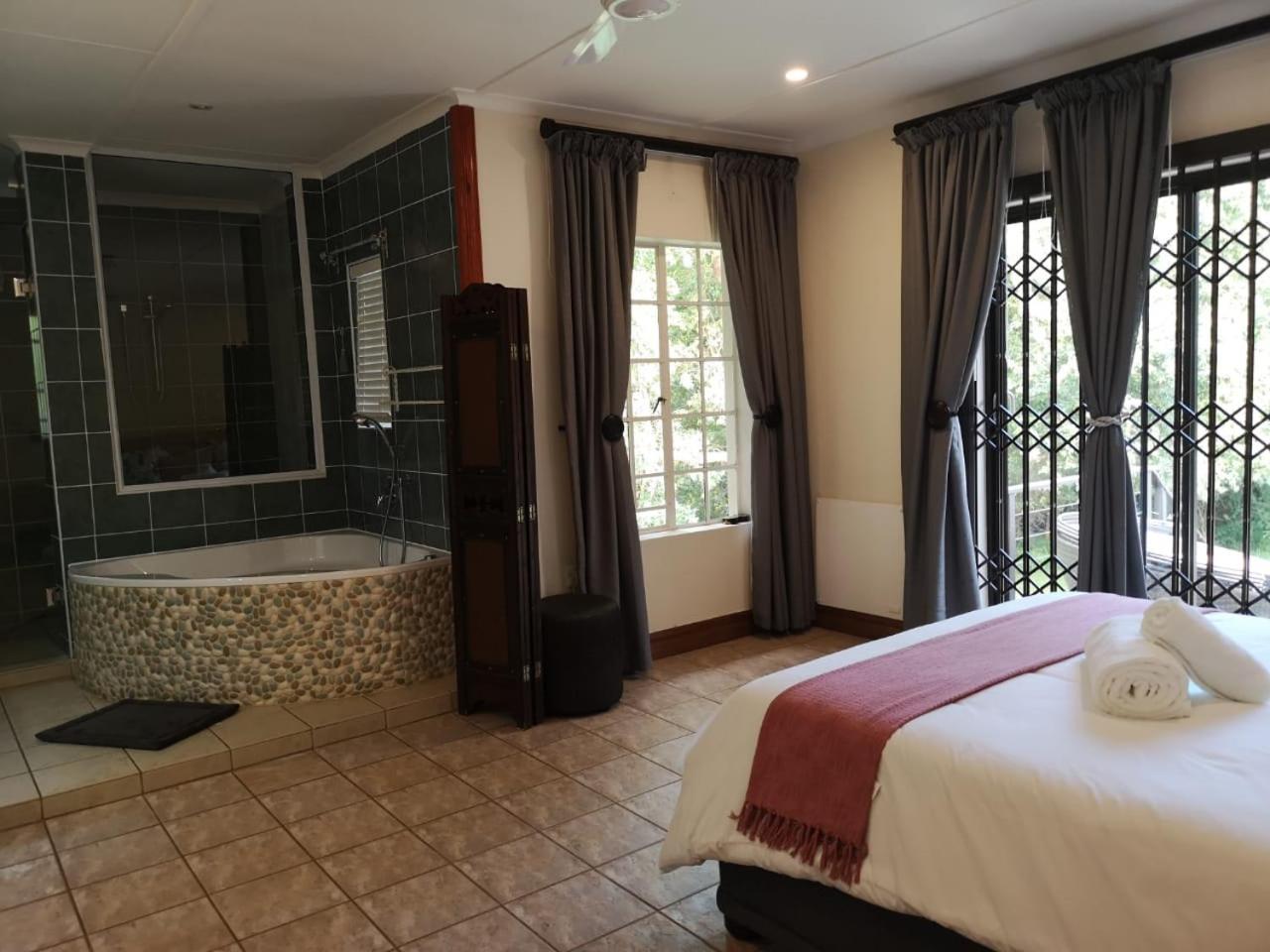 Five-Bedroom House - Photo 13