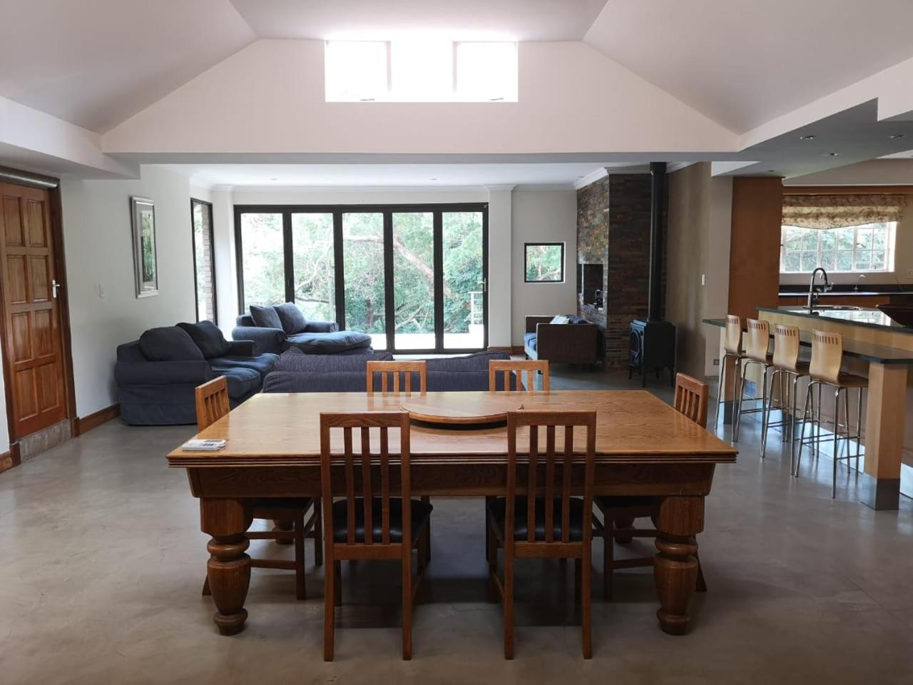 Five-Bedroom House - Photo 11
