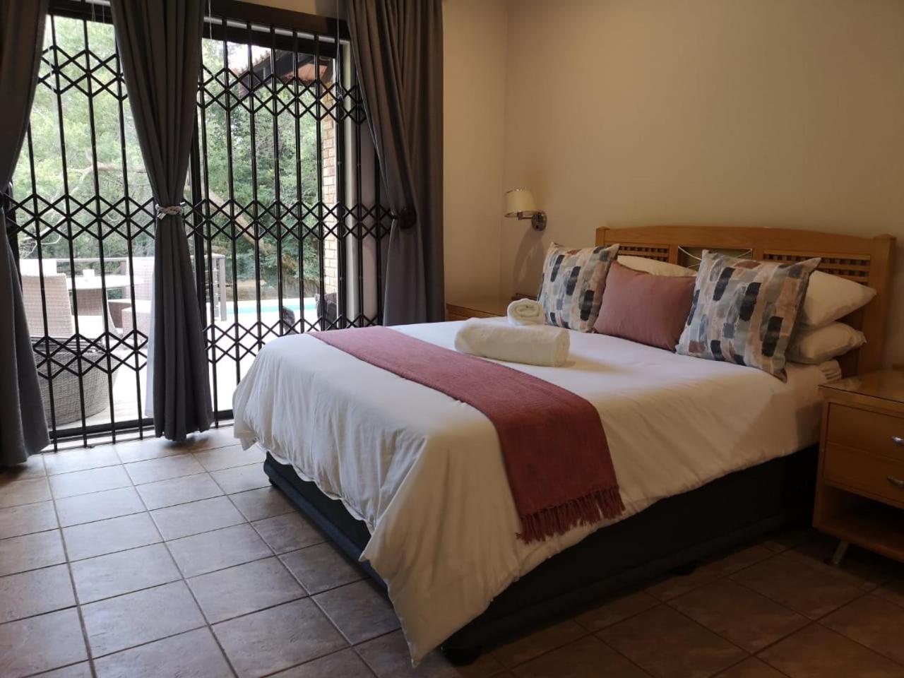 Five-Bedroom House - Photo 9
