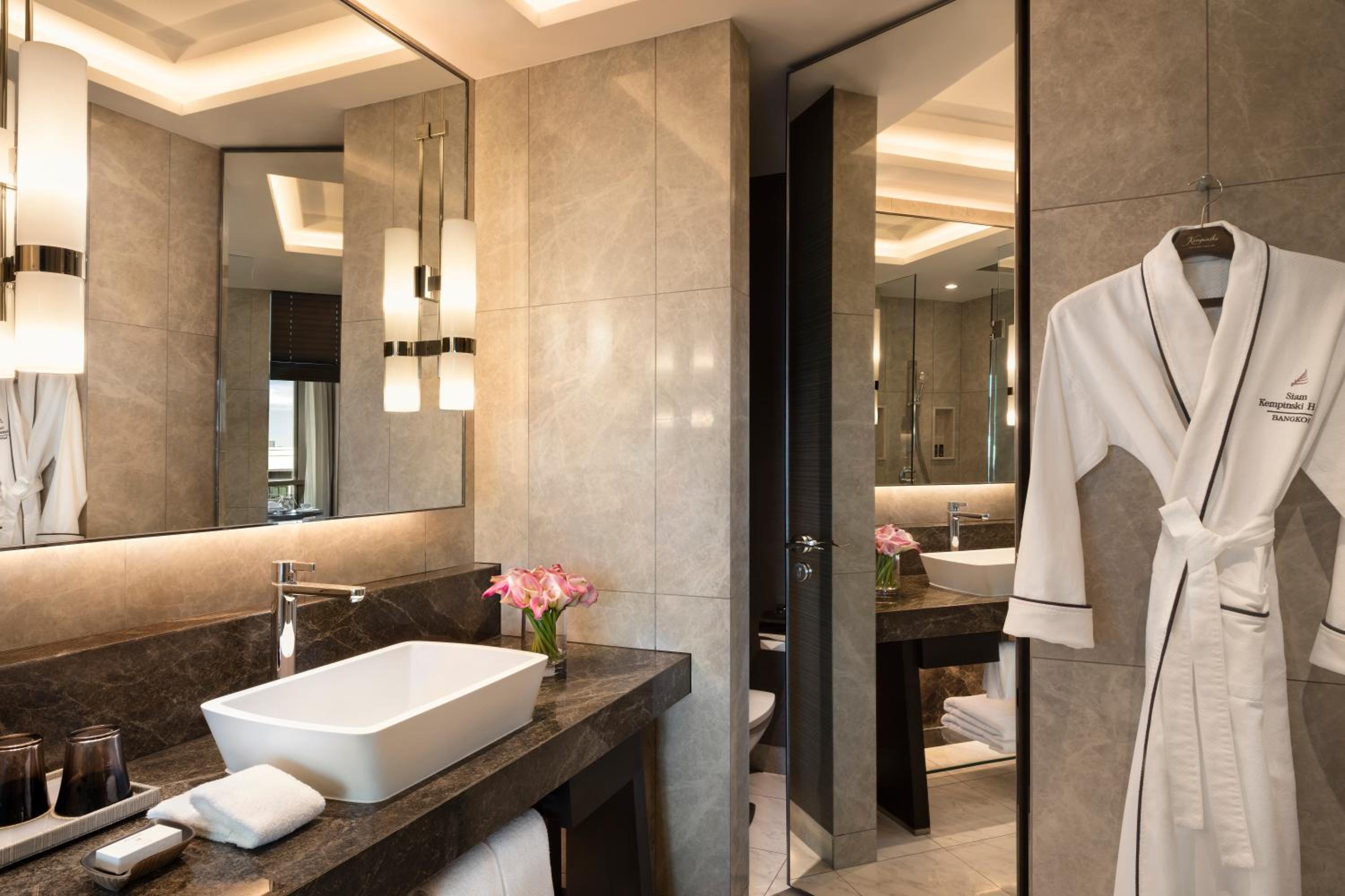 Executive Suite with Lounge Access (Non Smoking)