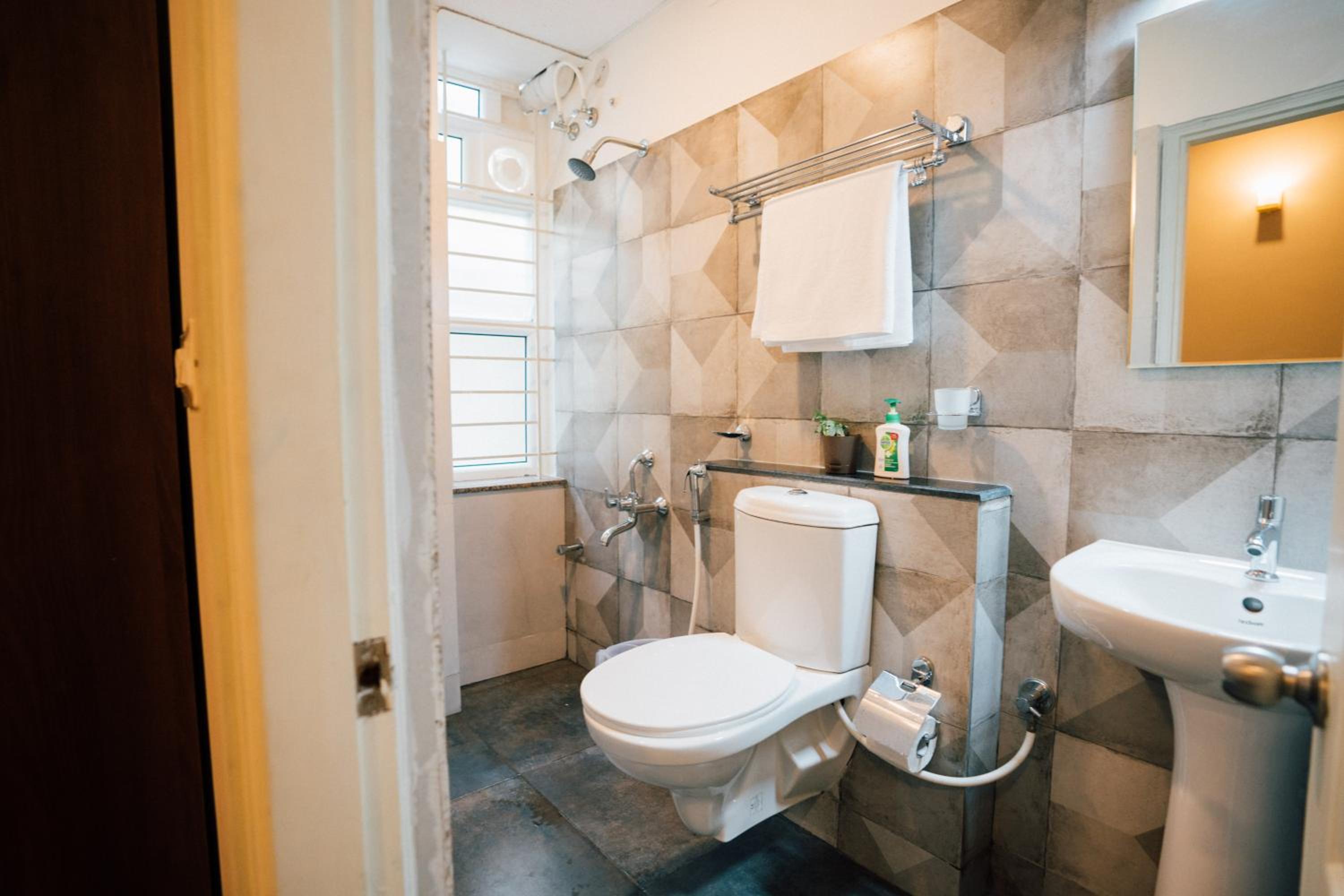 Standard Double Room - Photo 7