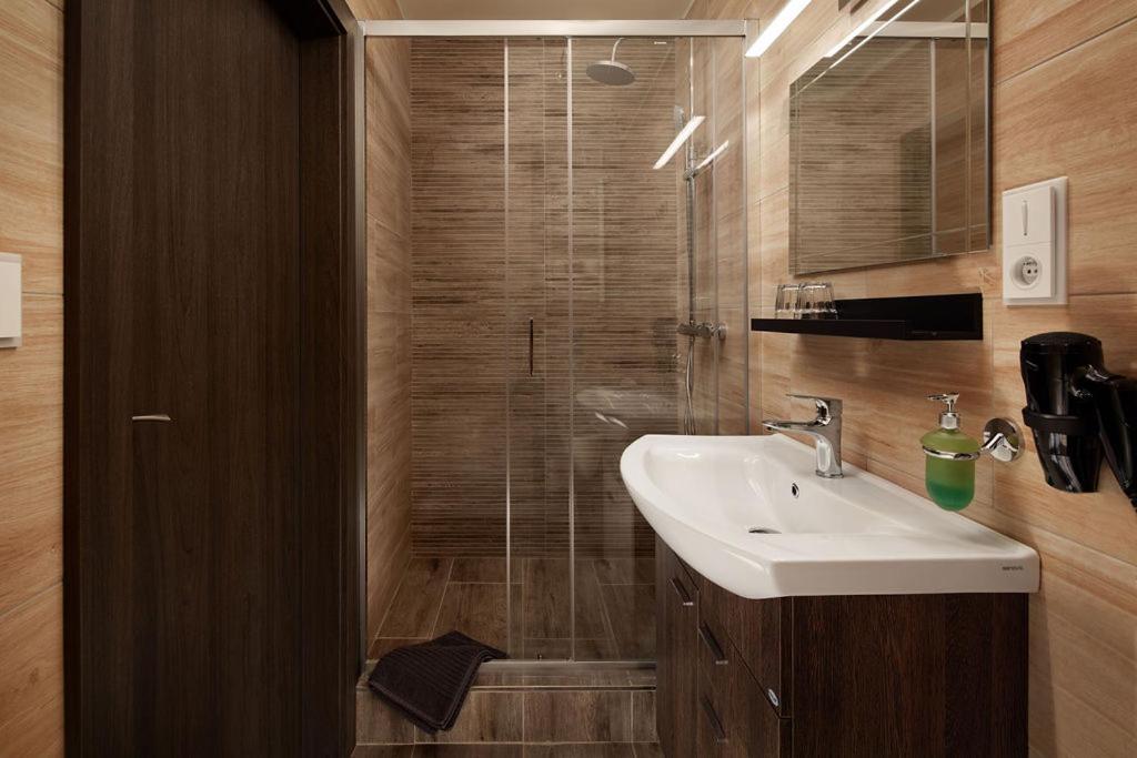 Quadruple Room with Balcony - Photo 4