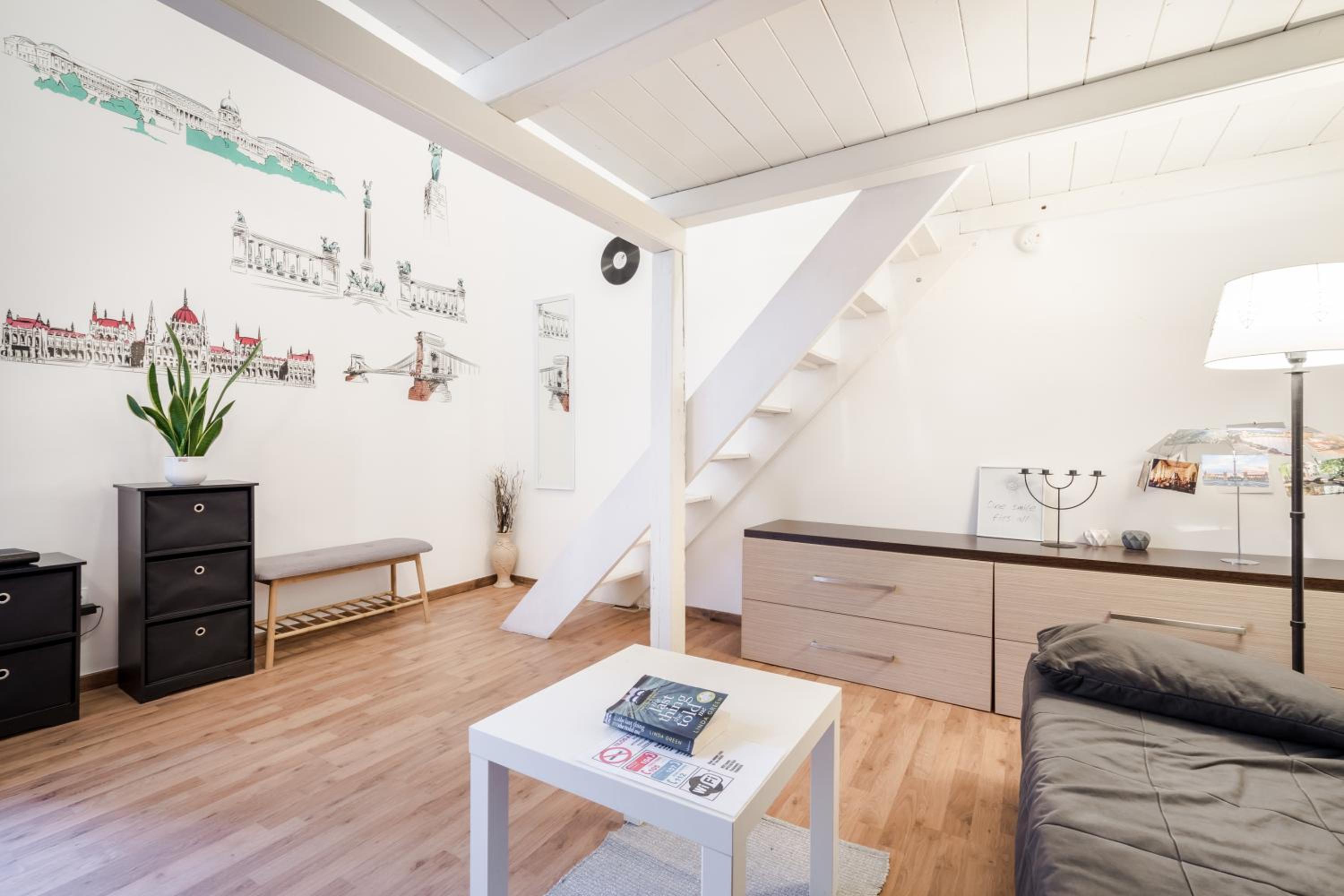 One-Bedroom Apartment - Photo 2