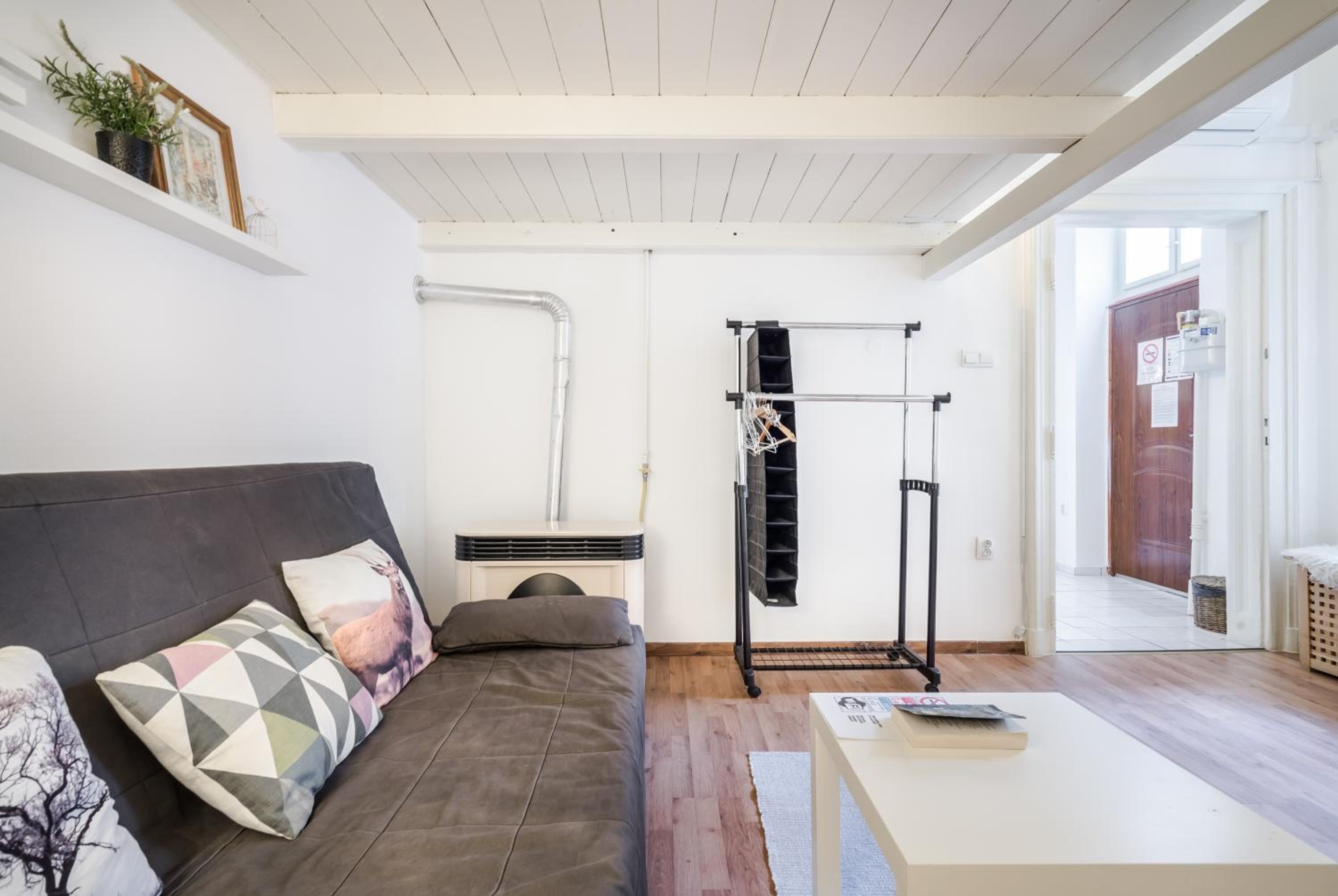 One-Bedroom Apartment - Photo 3