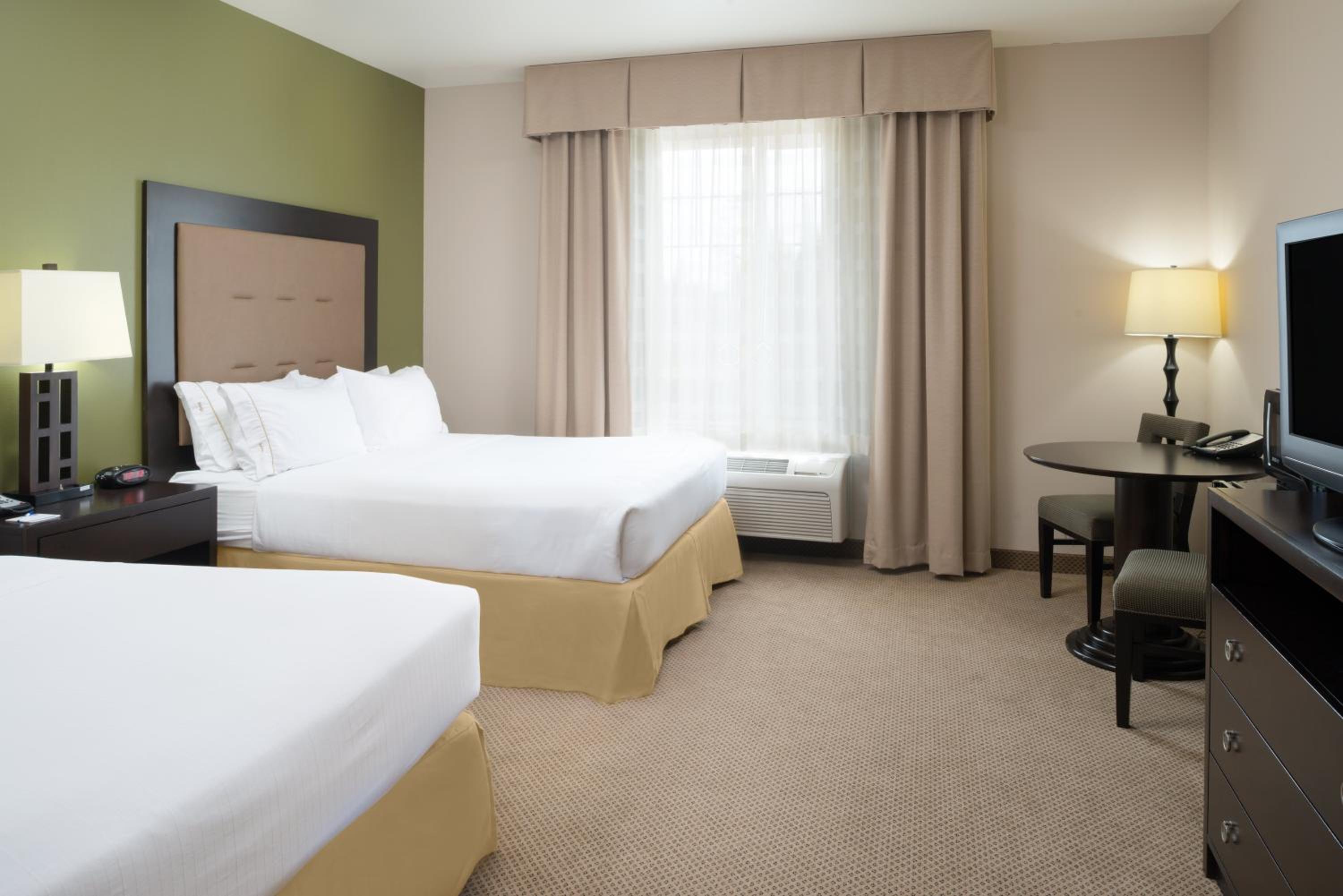 Standard Room with Two Queen Beds - Photo 4