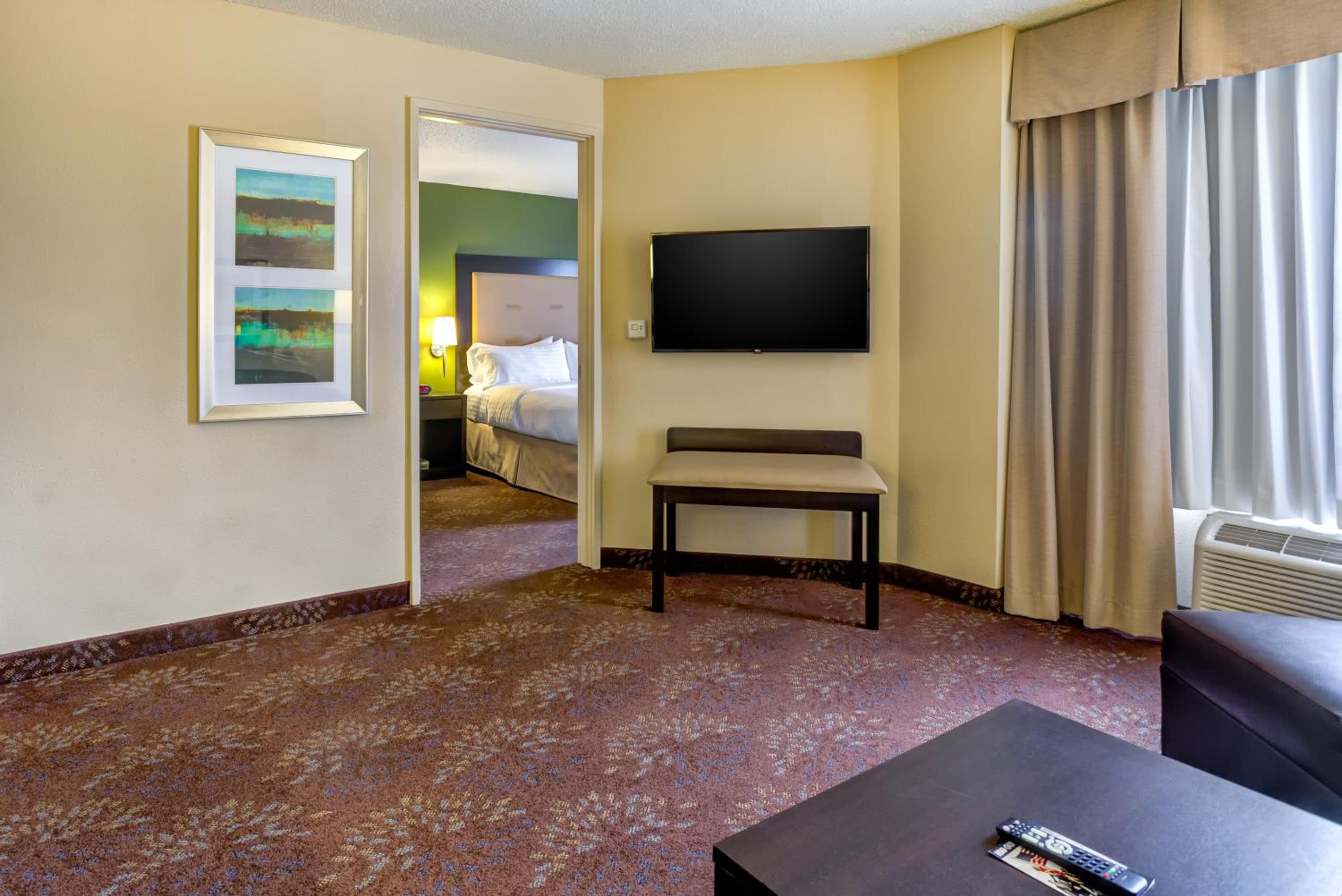 One-Bedroom King Suite with Sofa Bed - Photo 3