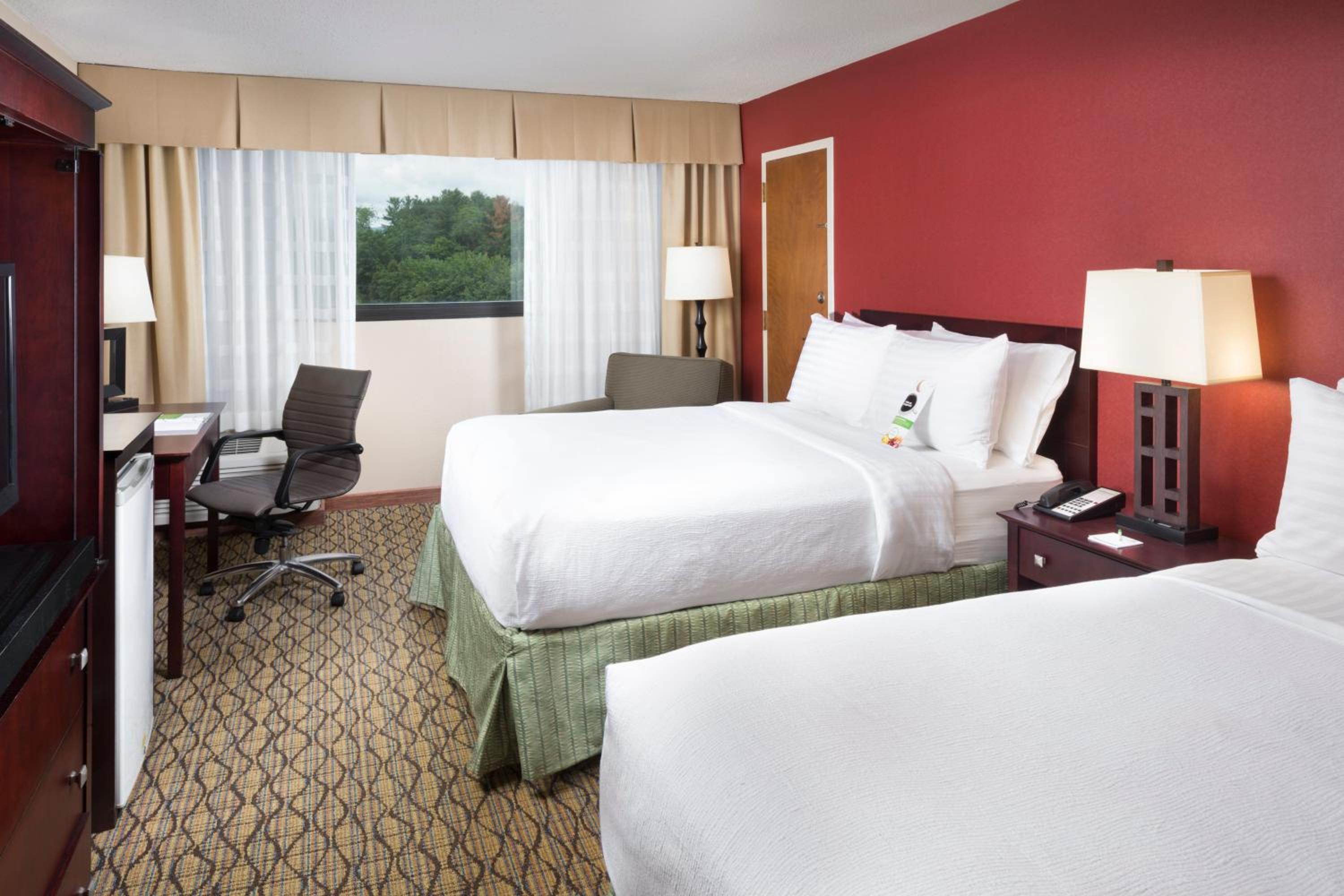 Standard Room with Two Queen Beds - Photo 2